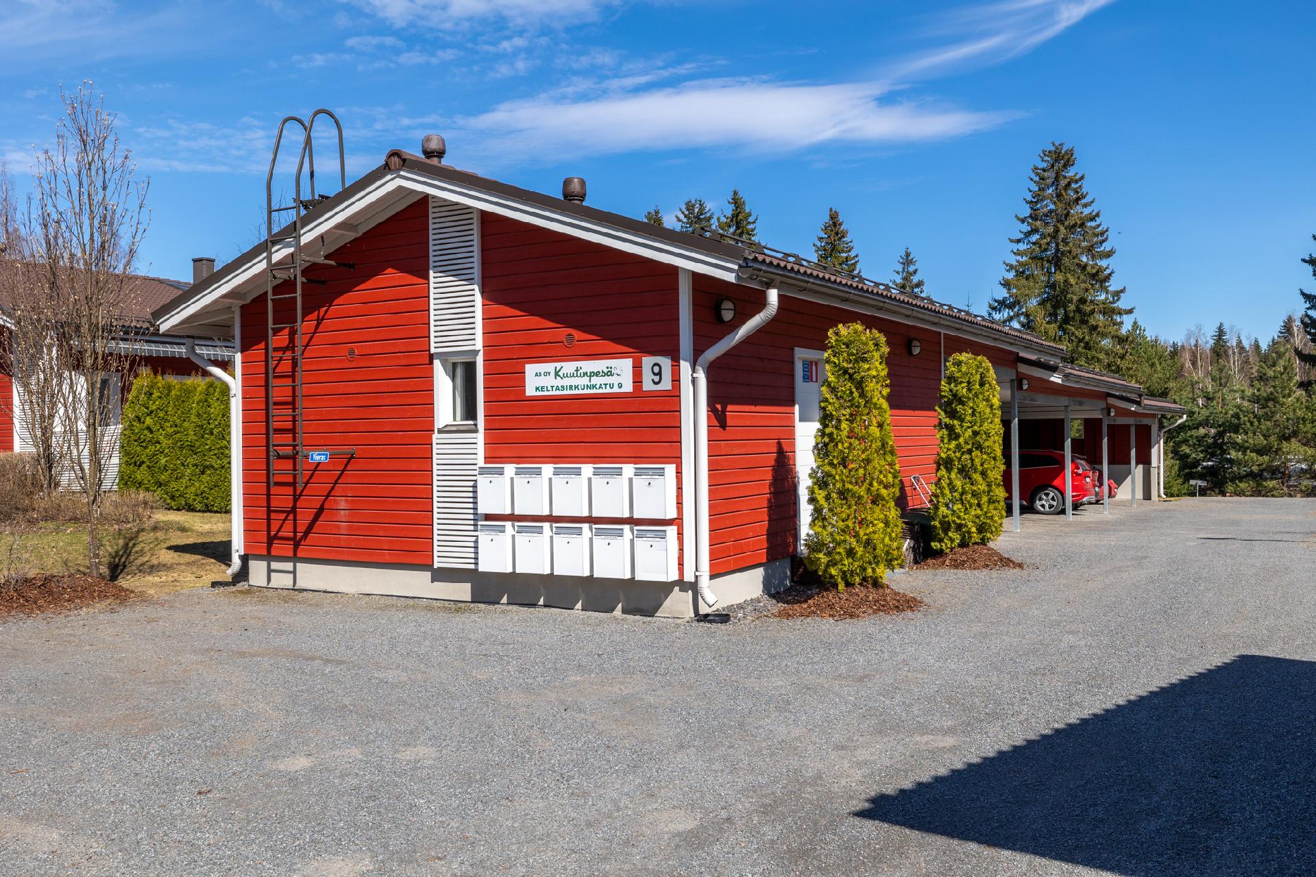 autokatoksen päädyssä varastotilat