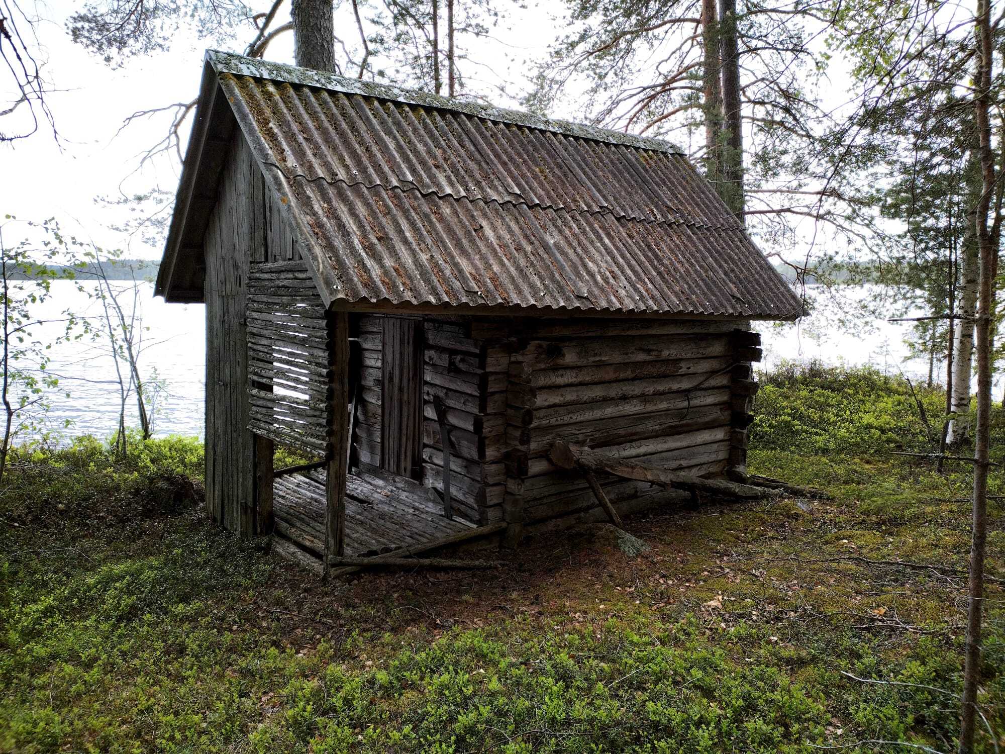 Paikalla purkukuntoinen rakennus.