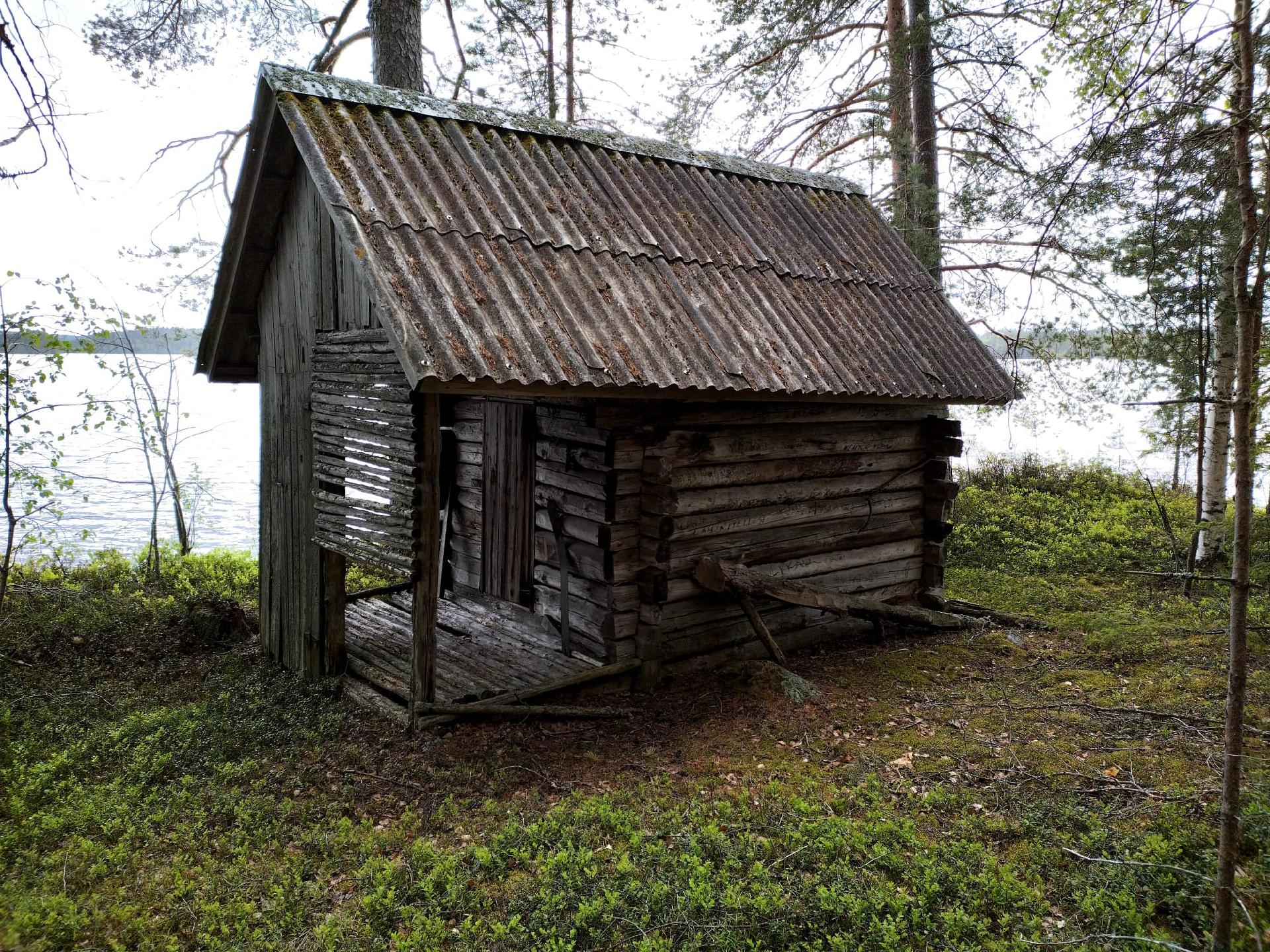 Paikalla purkukuntoinen rakennus.