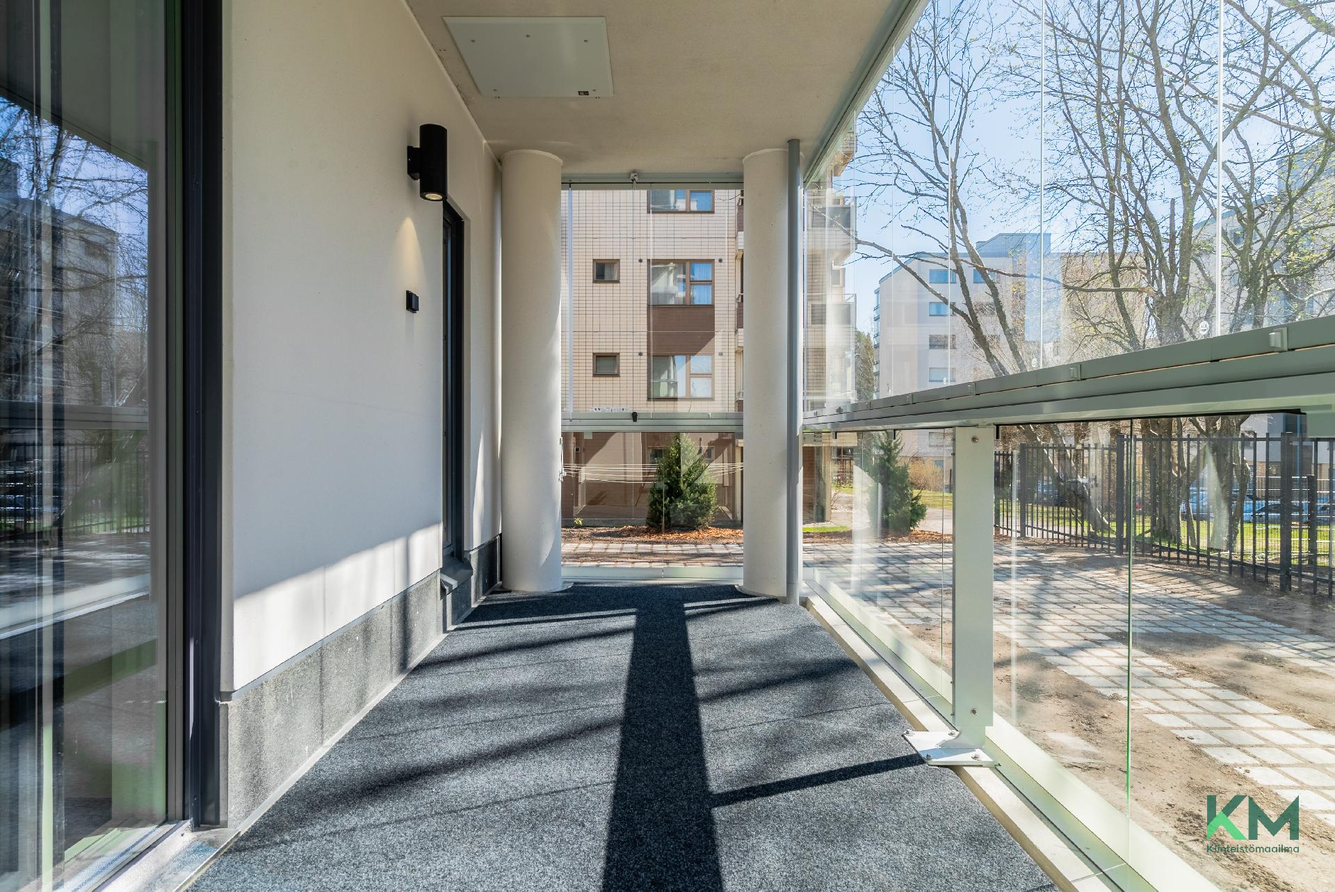 Tilava, oma lasitettu terassi