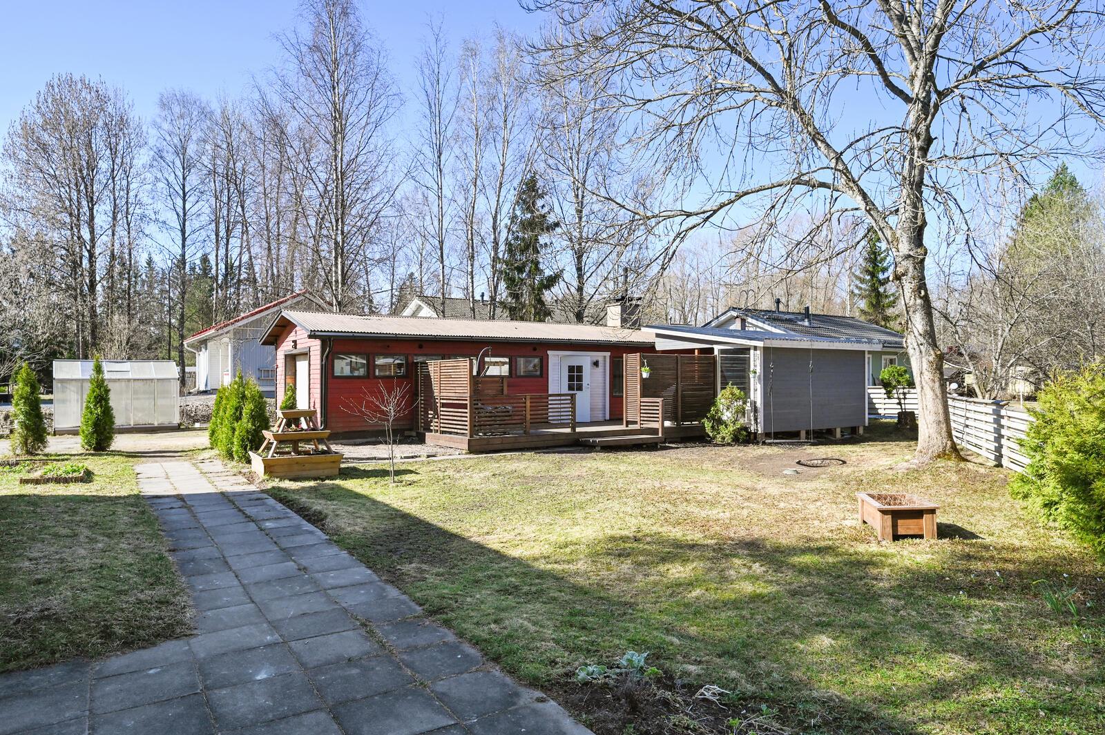 Autotalli/ saunarakennus