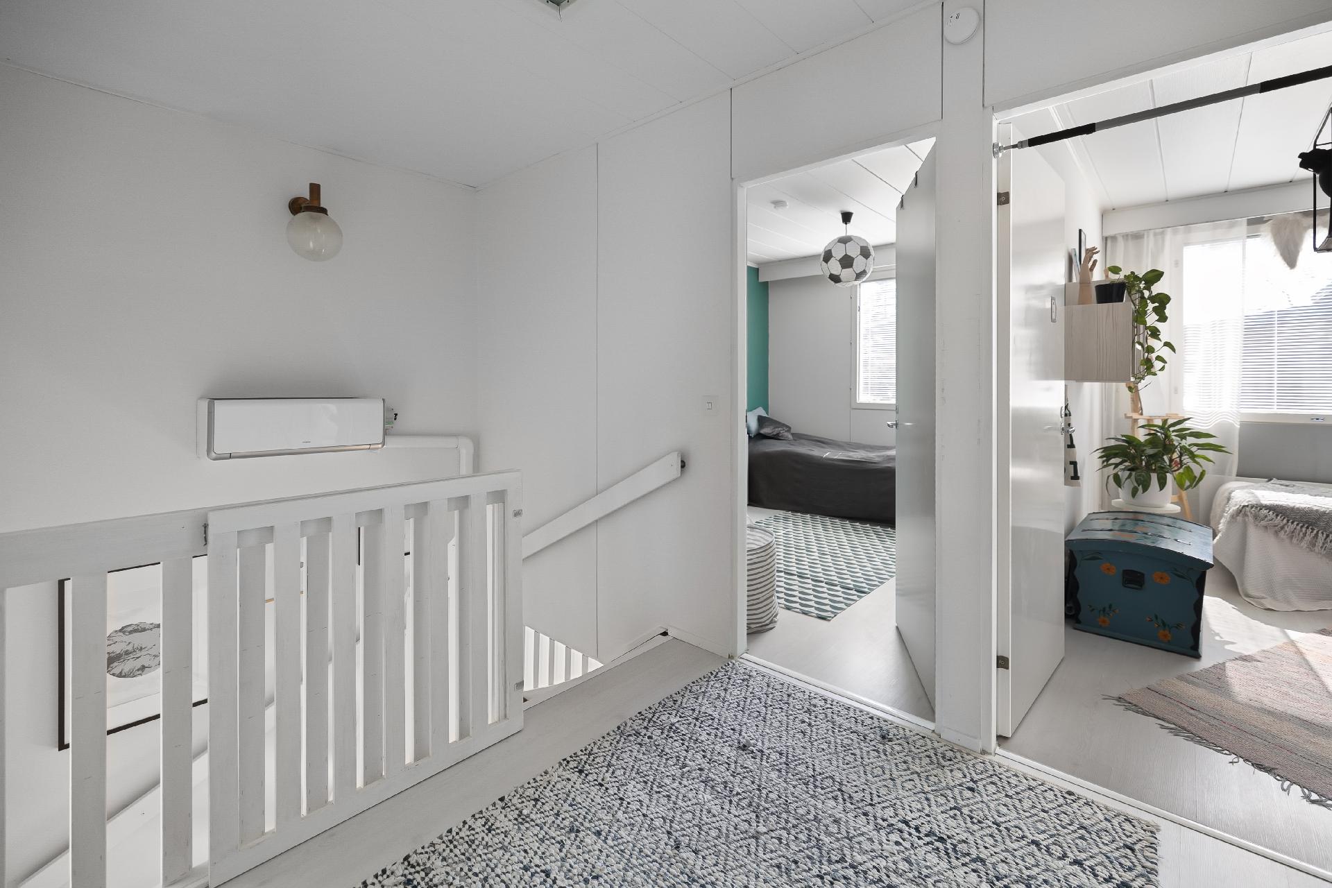 Portaikkoon on asennettu ilmalämpöpumppu