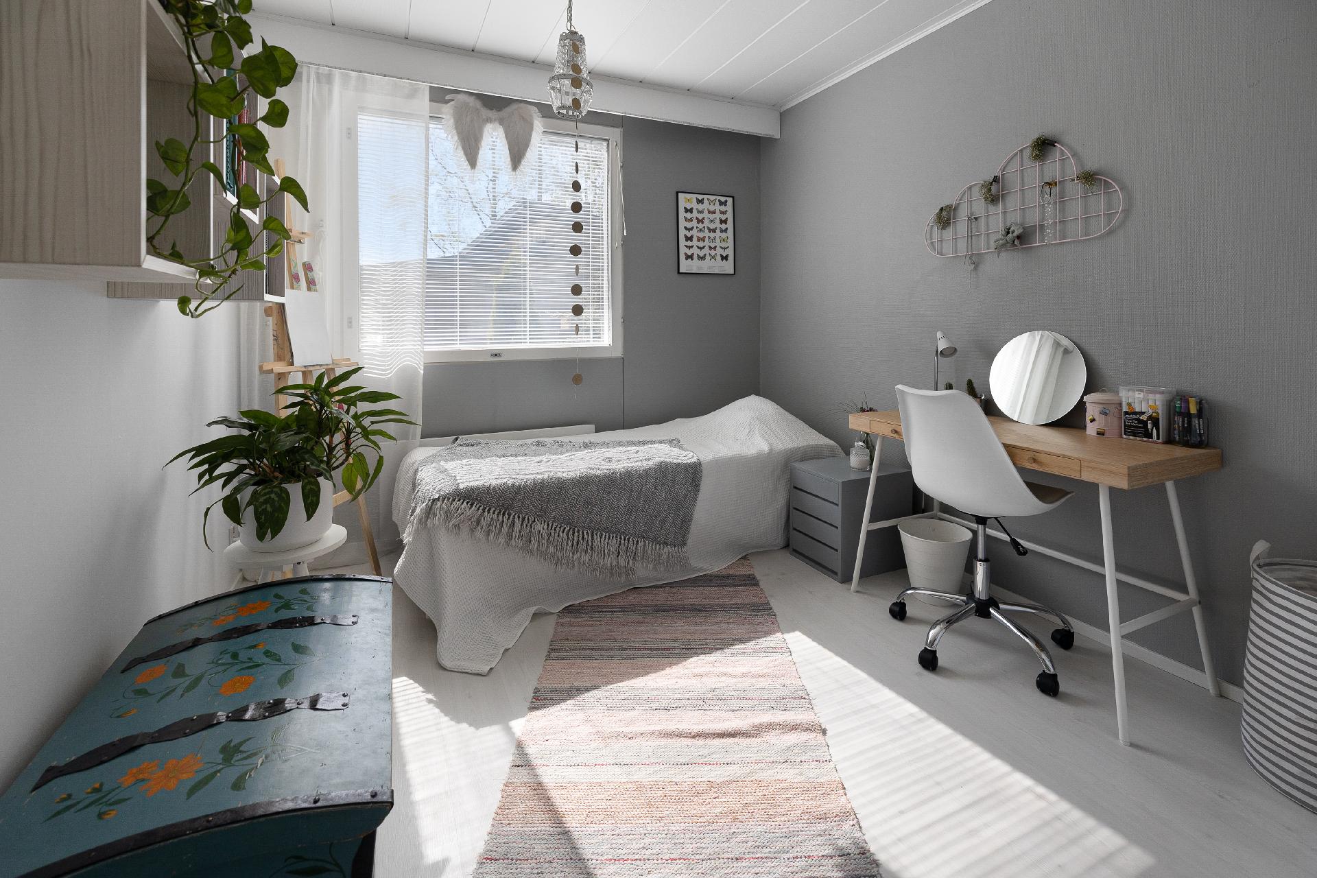 Yläkerrassa on kolme makuuhuonetta