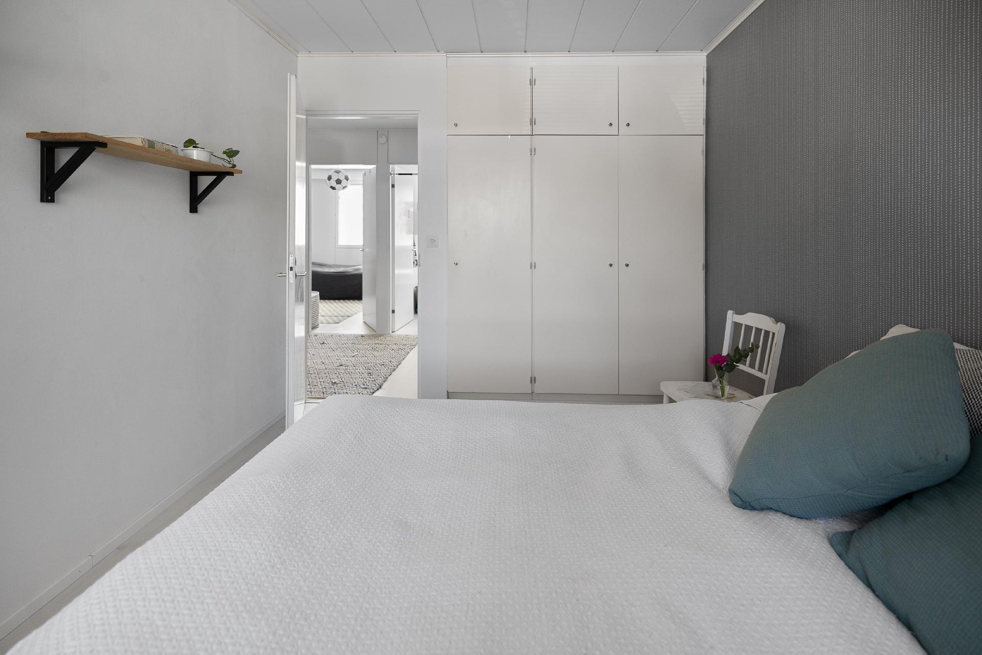 Makuuhuoneessa on kaapistot