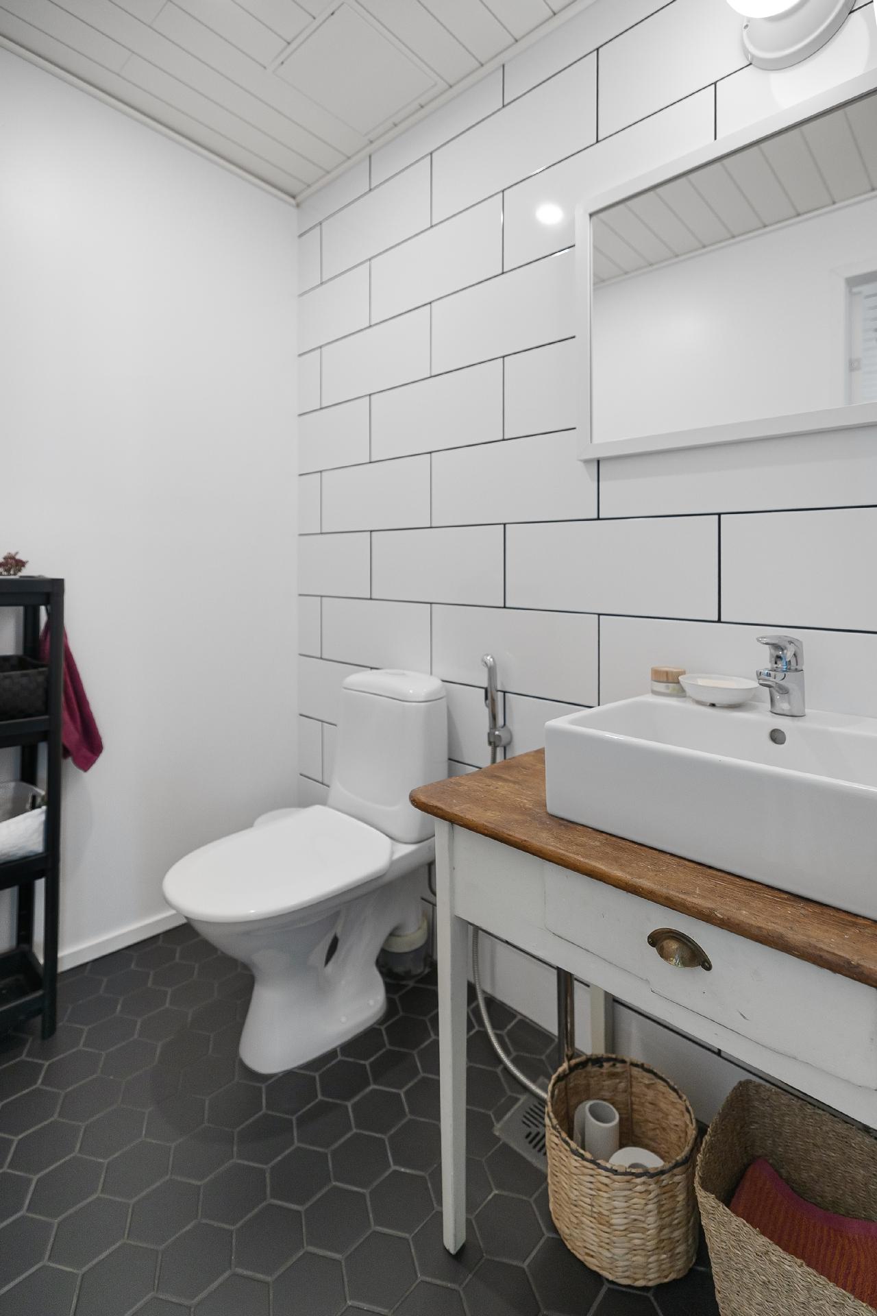 Alakerran erillinen wc