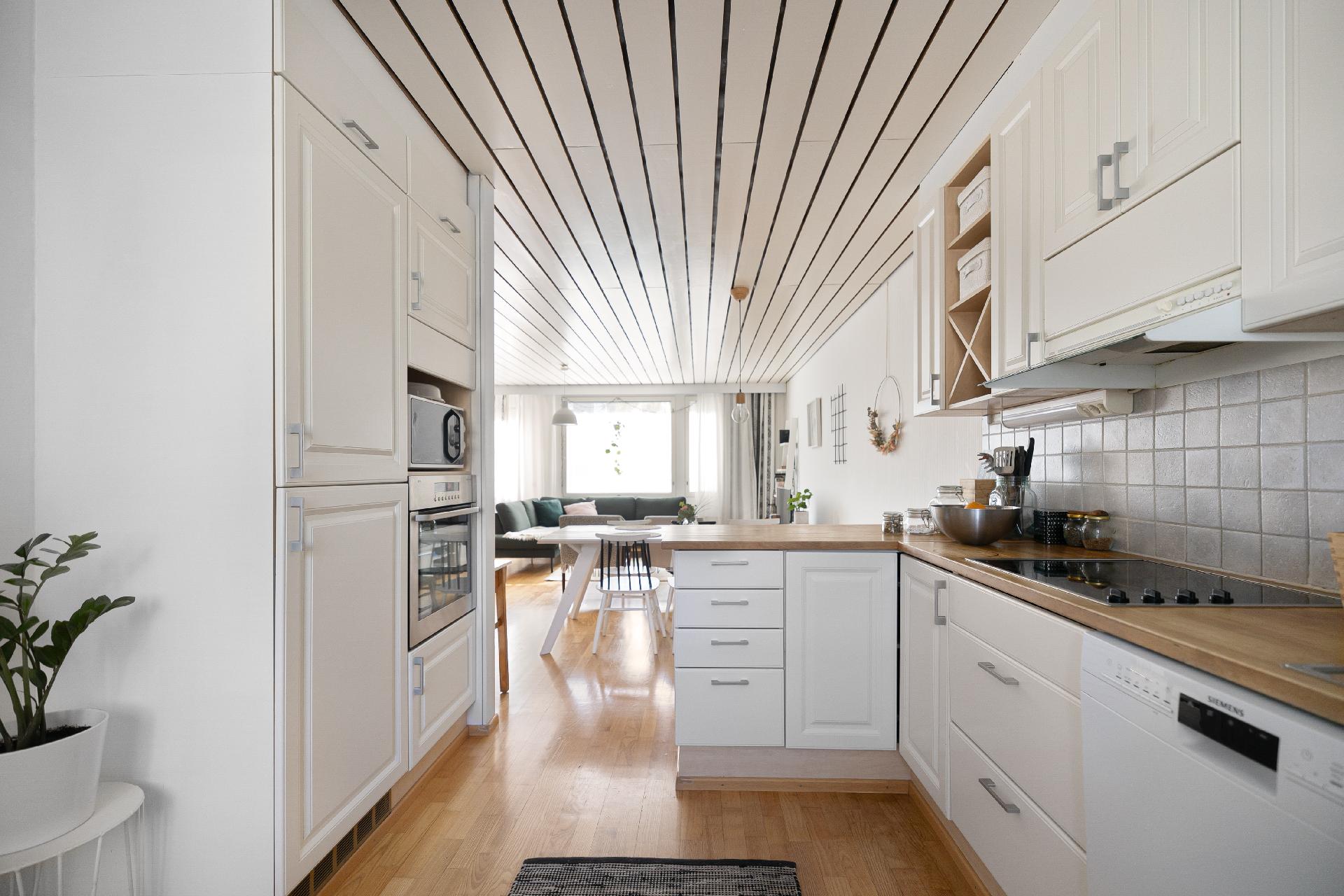 Jääkaappi/pakastin on integroitu