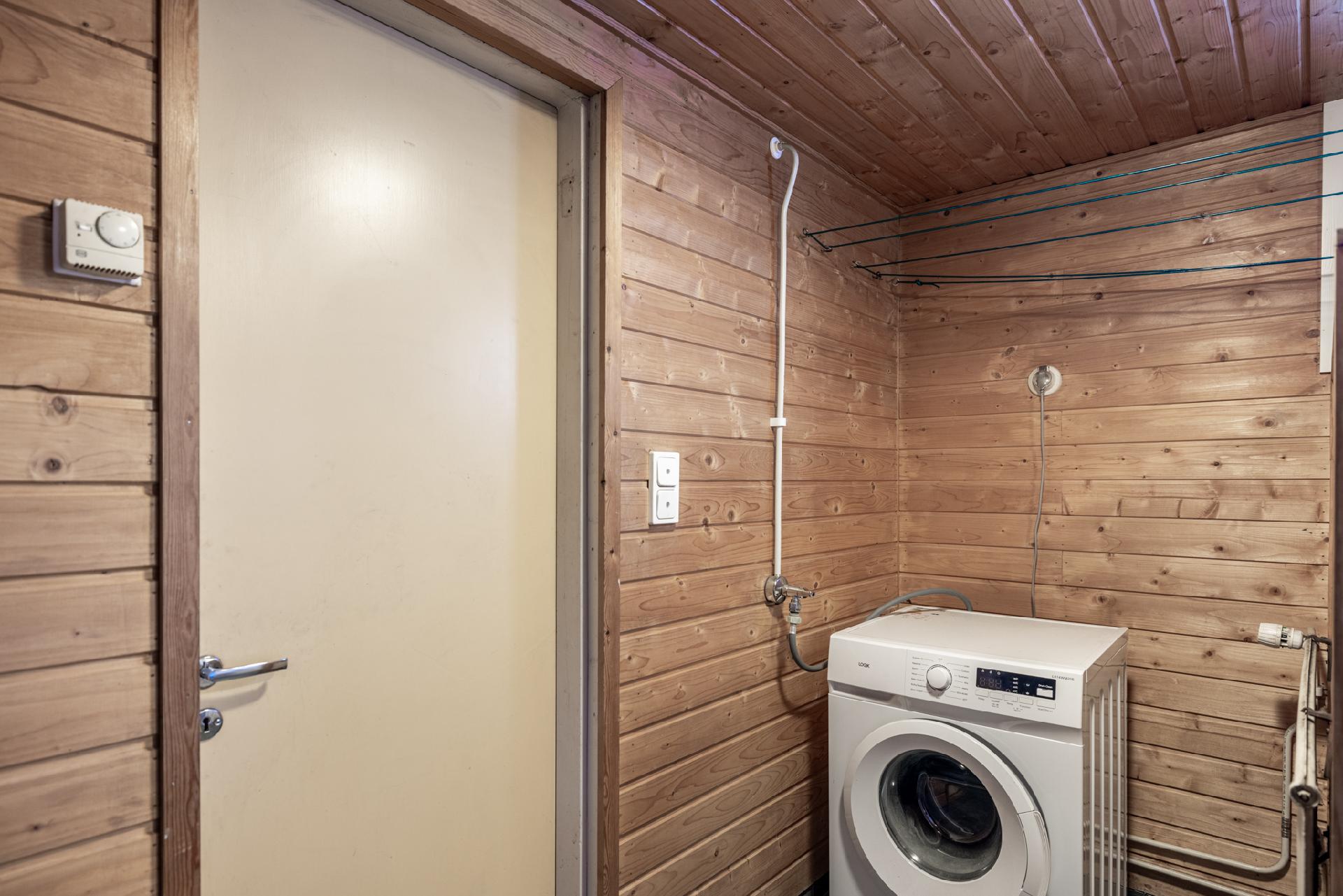 Puolikkaan väliseinän takana on tila pesukoneelle