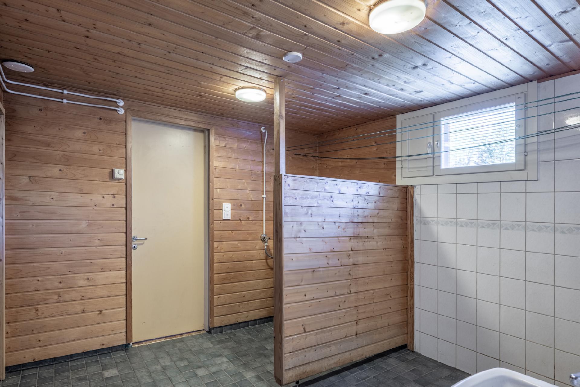 Kylpyhuone ja kodinhoitotila samassa