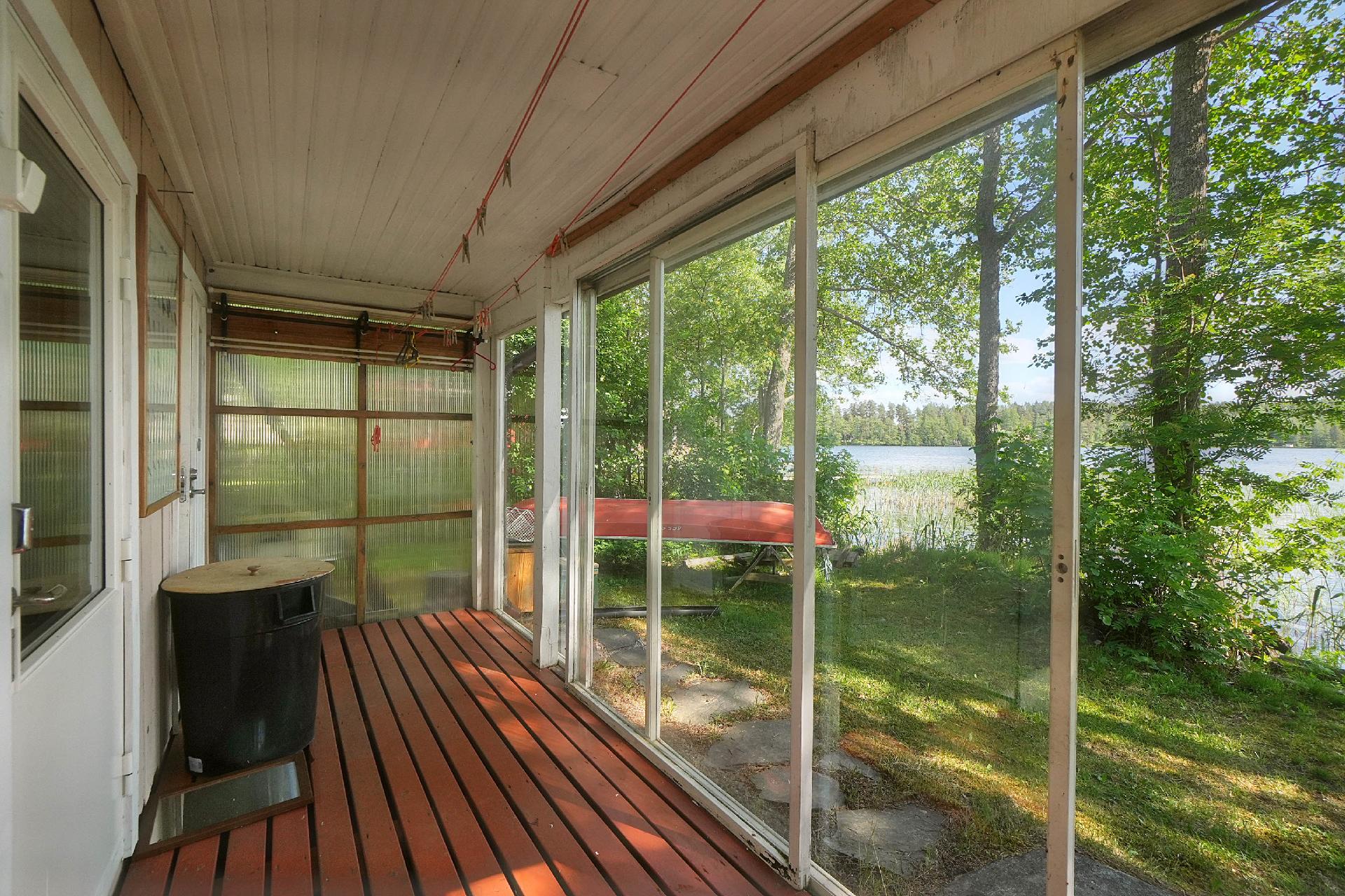 Rantasaunan kuisti on lasitettu