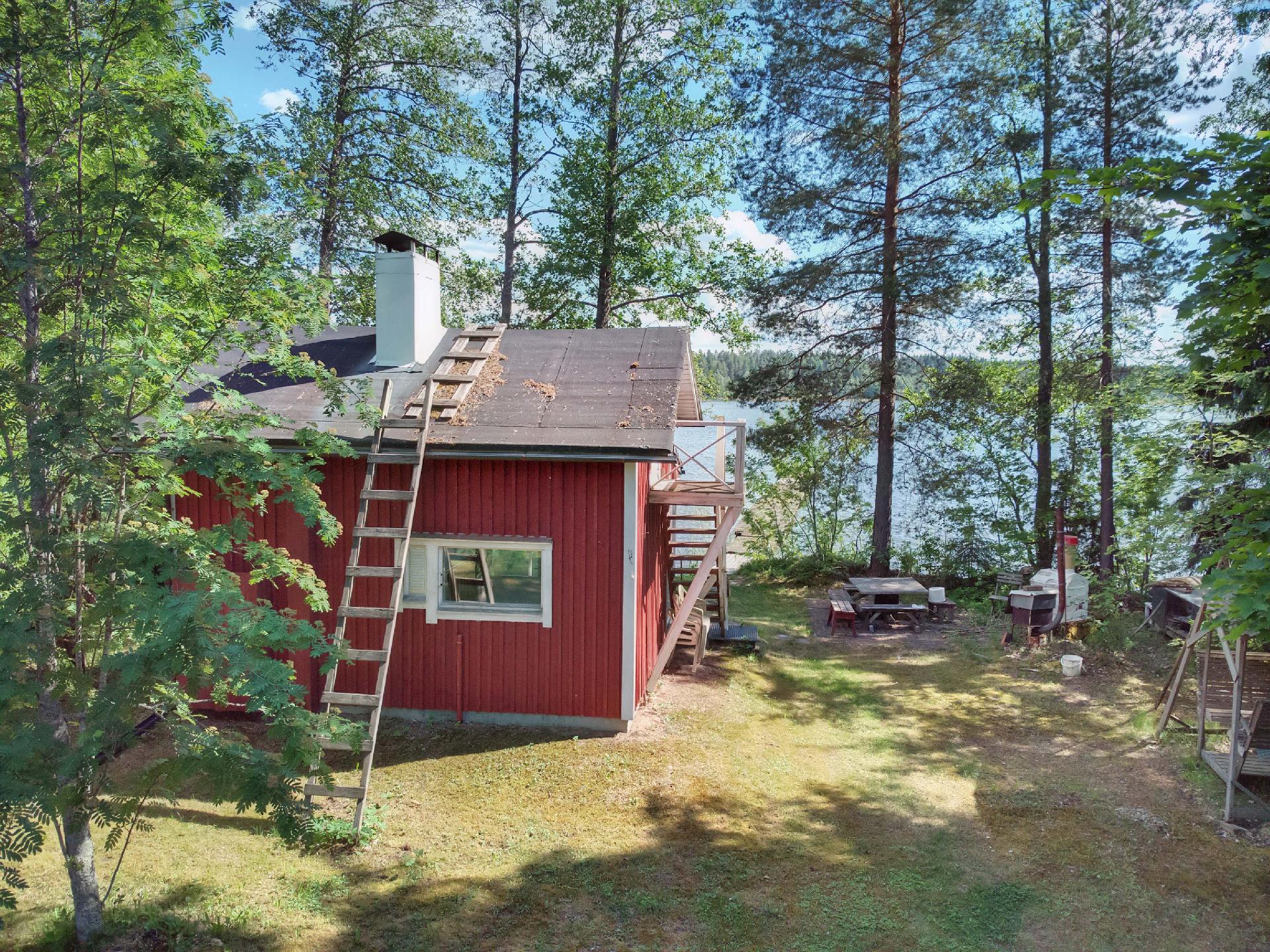 Loma-asunto Pursijärven rannassa odottaa uusia asukkaitaan, Kuvassa rantasauna