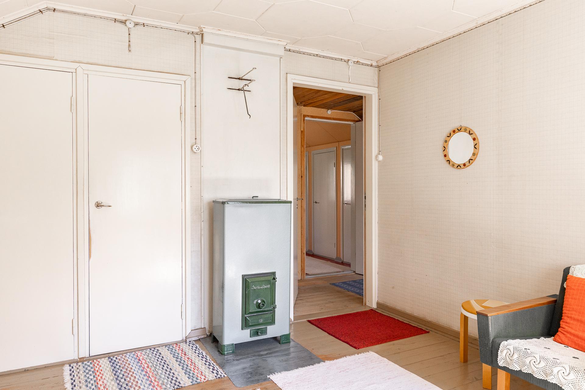 Yläkerran huone, jossa "porinmatti"