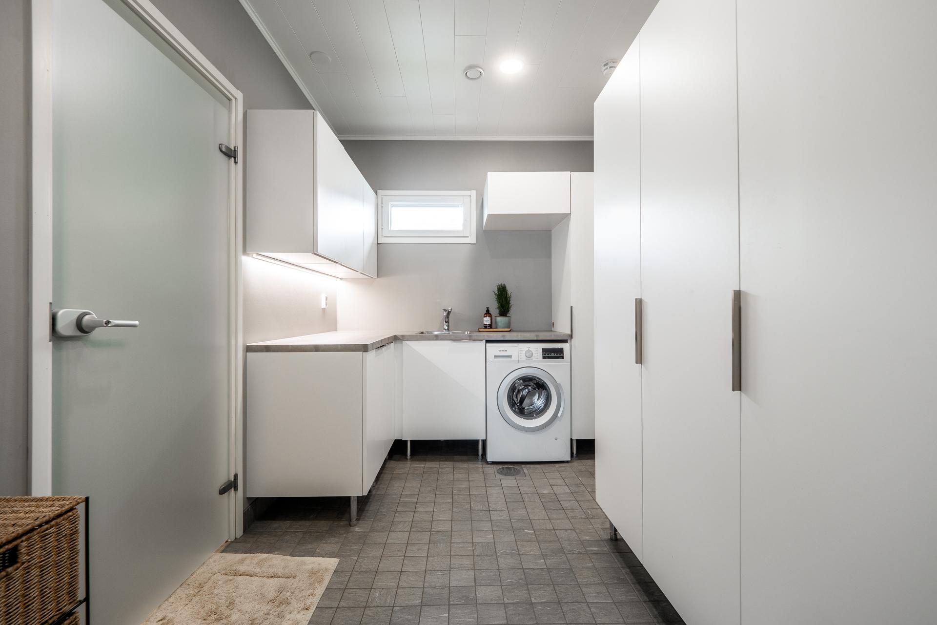 Kodinhoitohuone/tekninen tila perällä