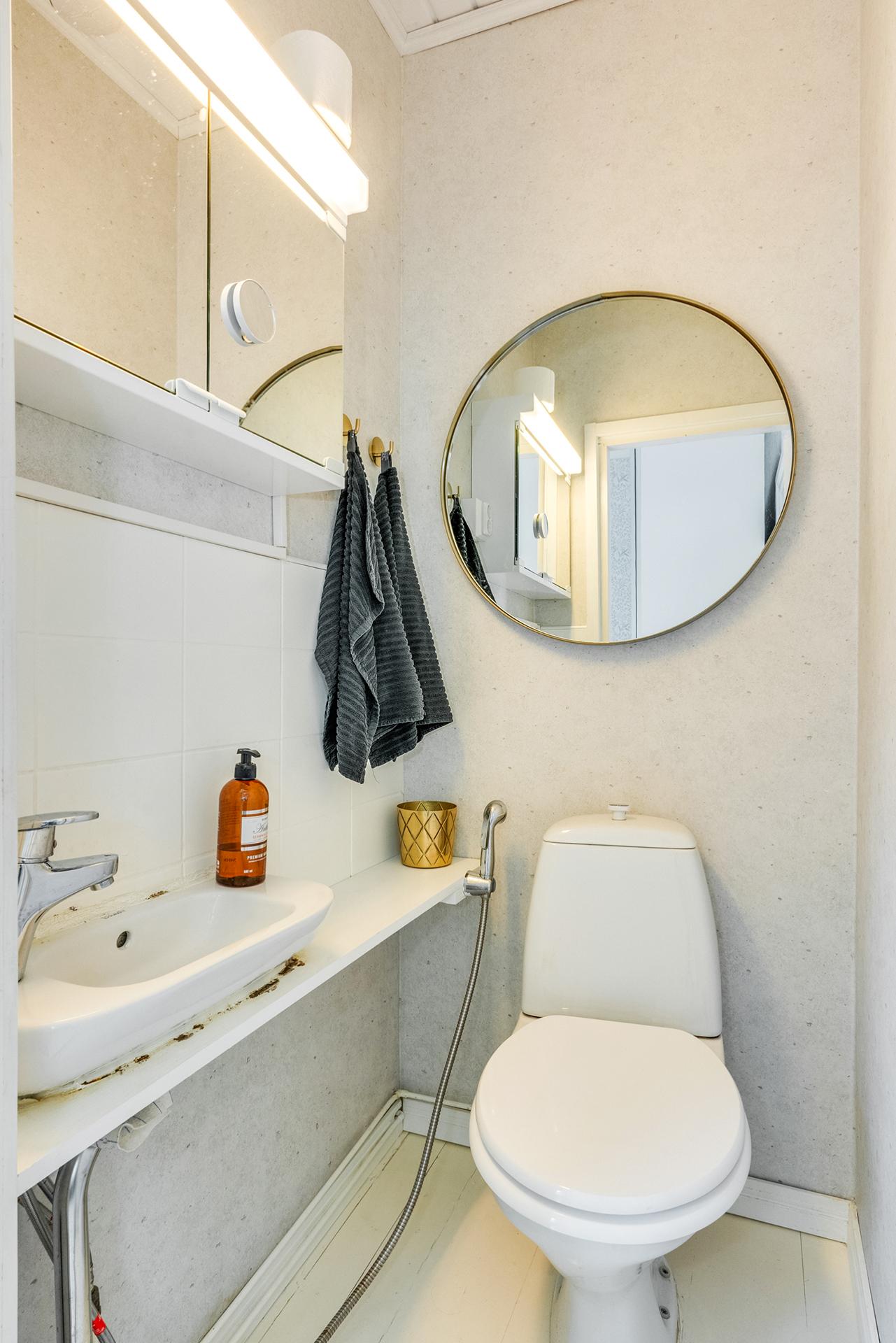 Alakerrassa kaksi erilliswc:tä