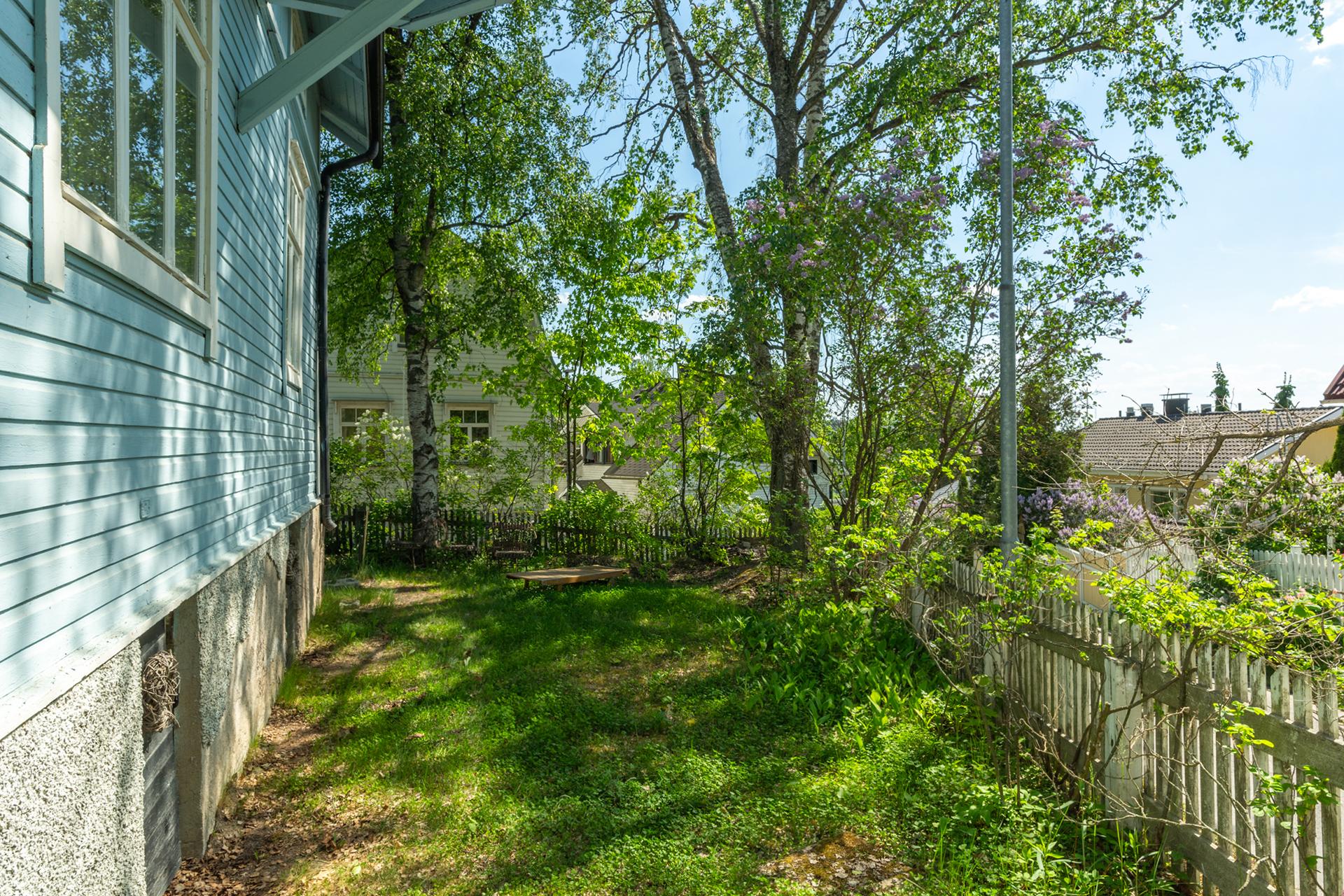 Tilaa myös talon takana