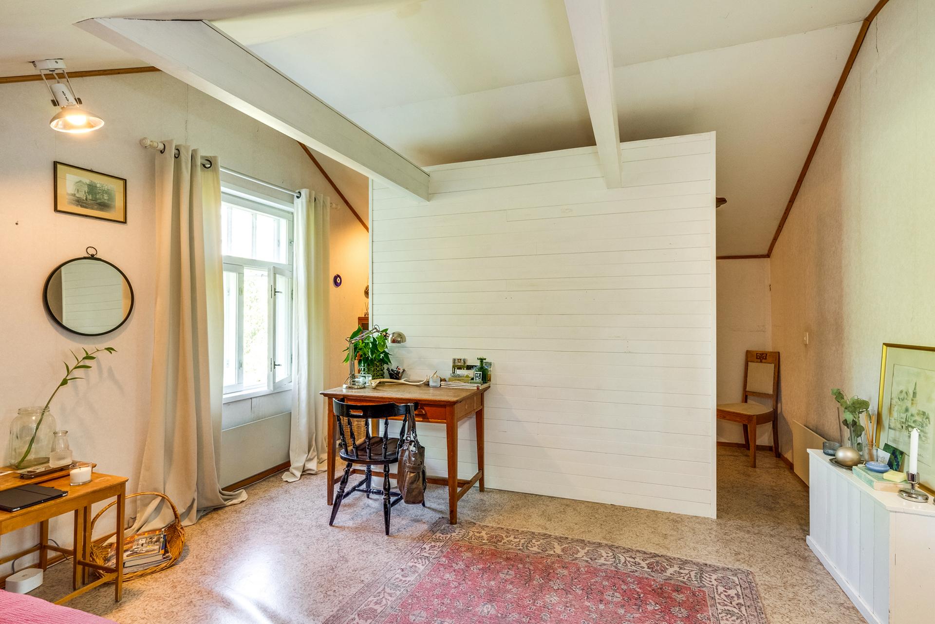 Seinän takana avokaapistoa