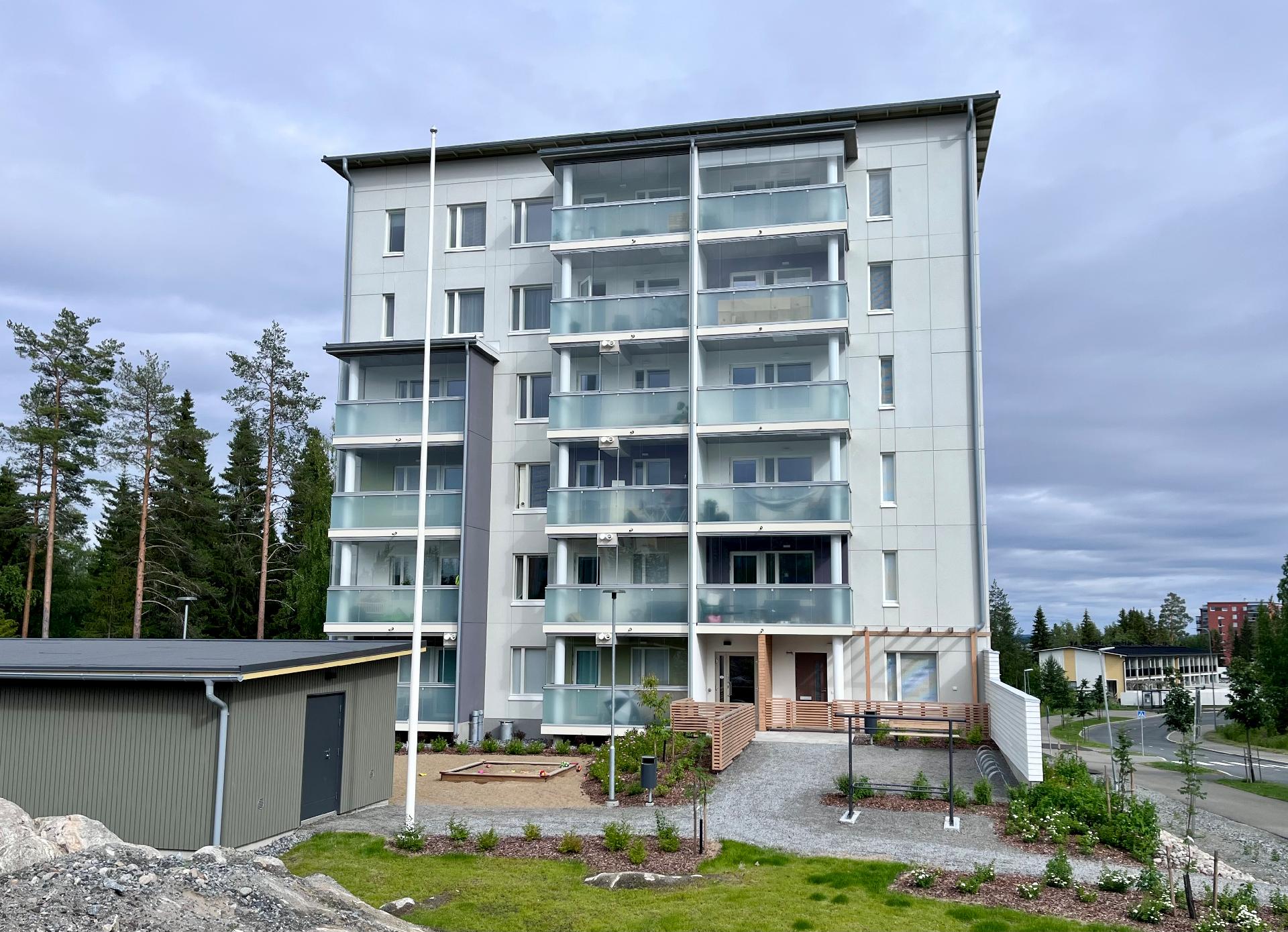 Piha-alue istutuksineen on valmis