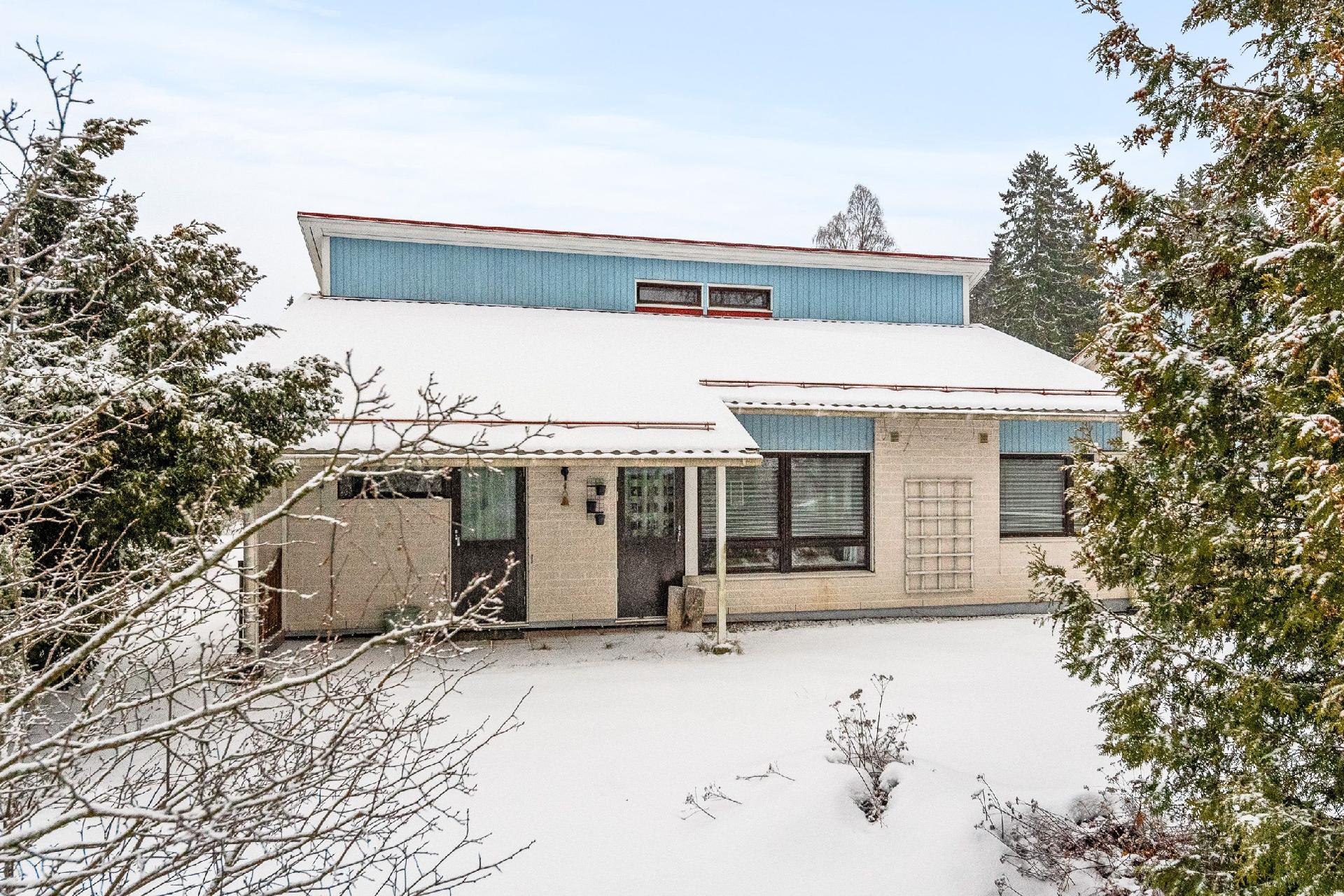 Julkisivu oman pihan puolelta