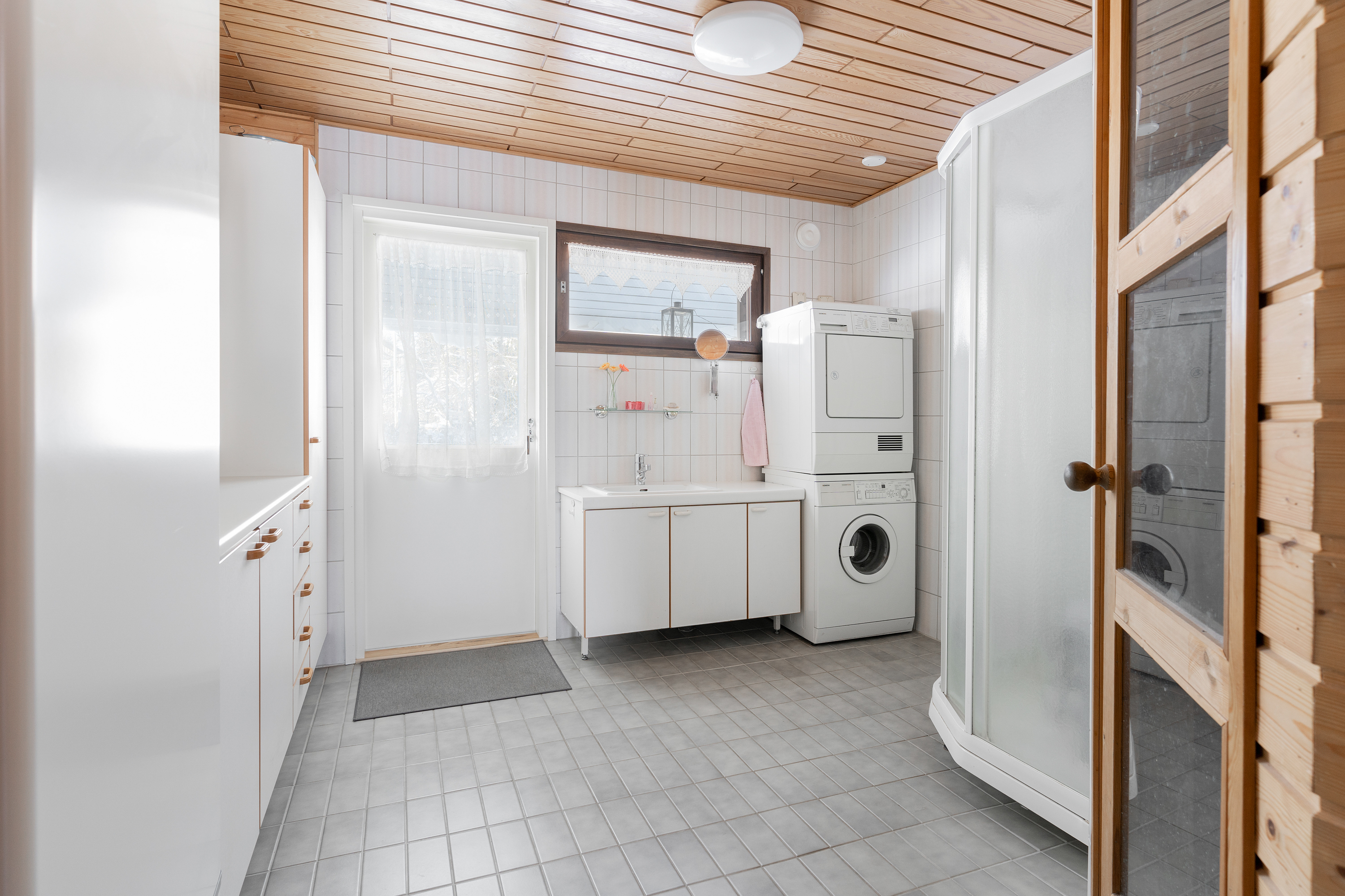 Pesuhuone, jonka yhteydessä on kodinhoitotila. Käynti ulos.