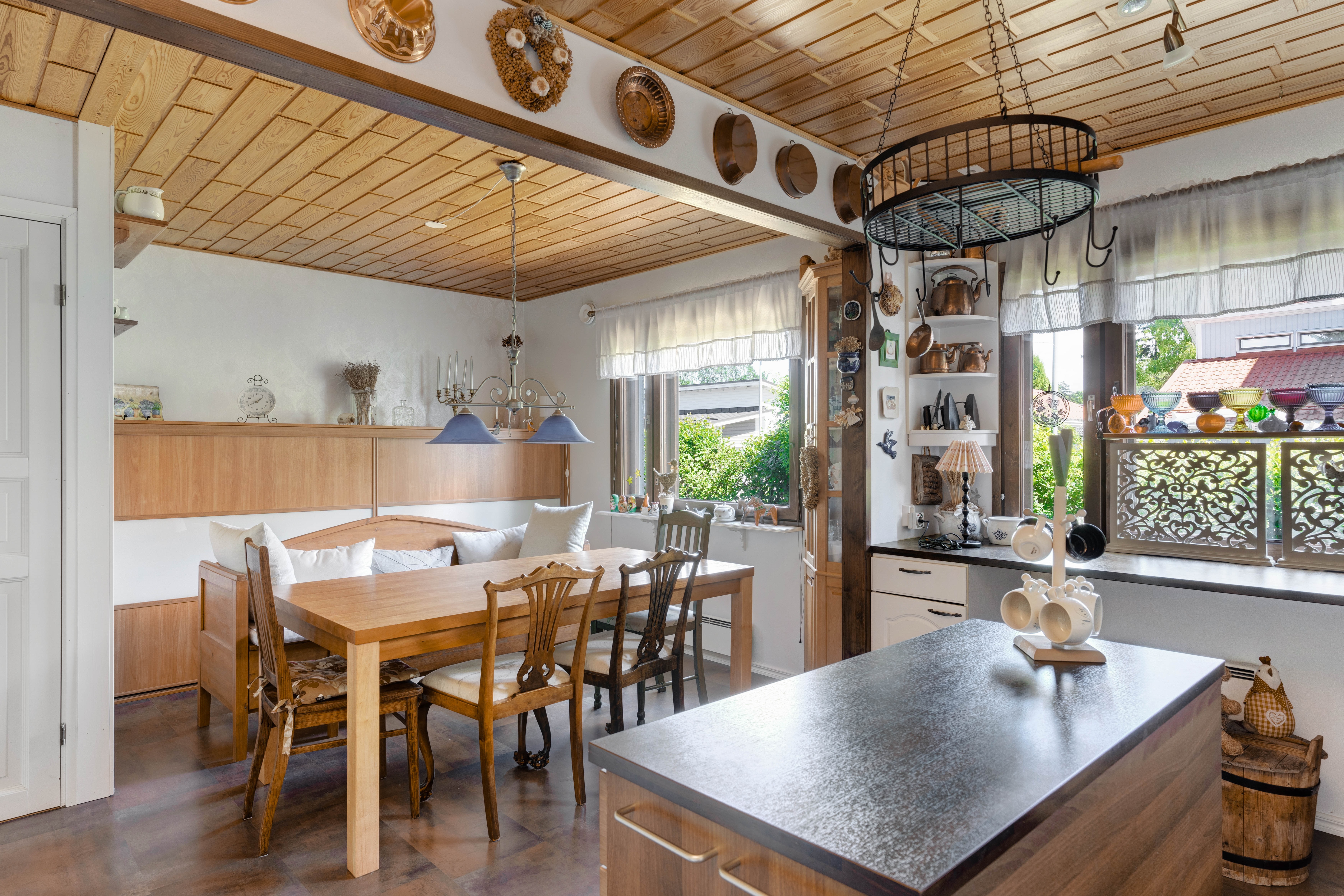 Näkymä ruokailutilan suuntaan