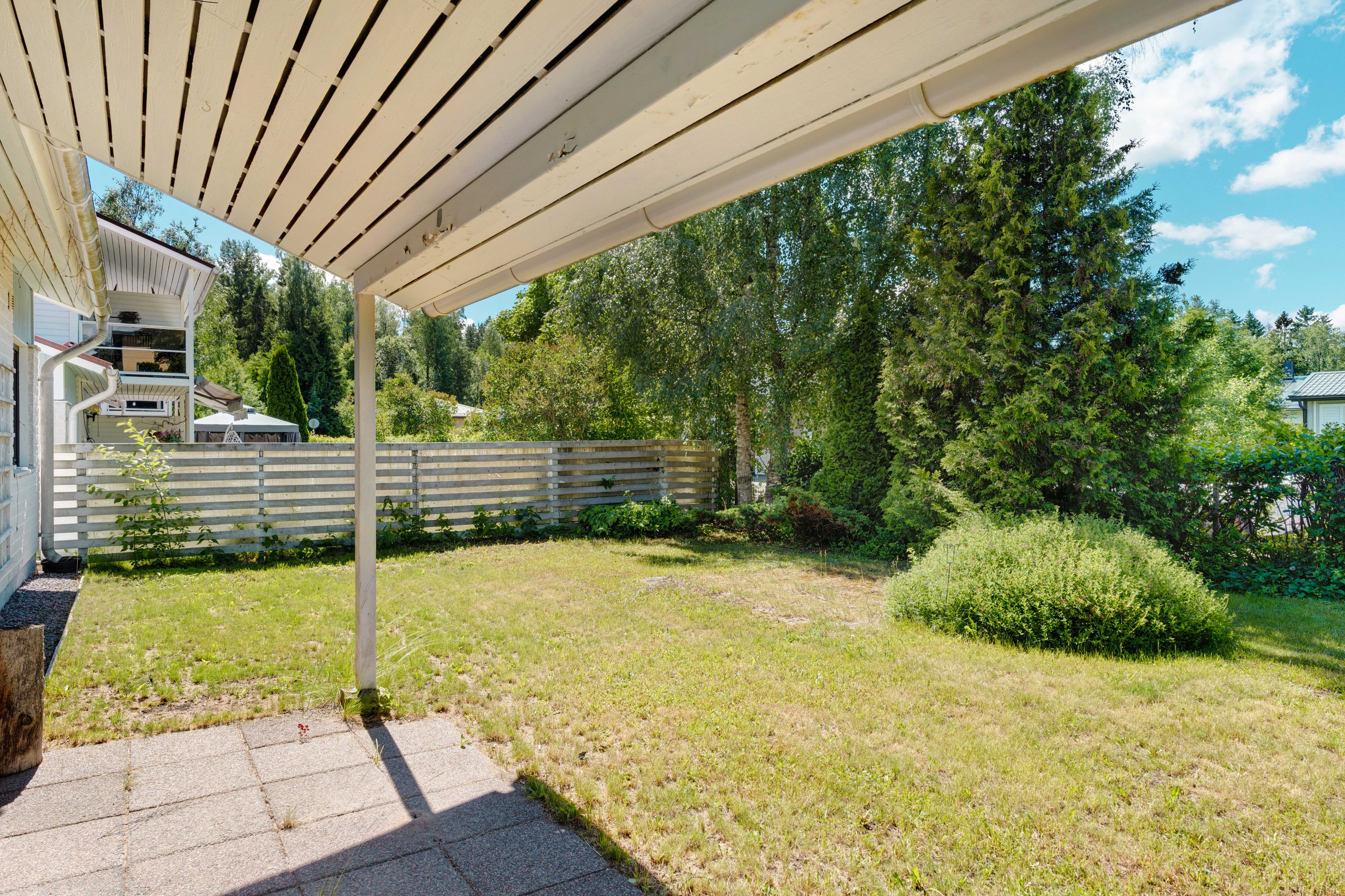 Terassi ja piha-aluetta