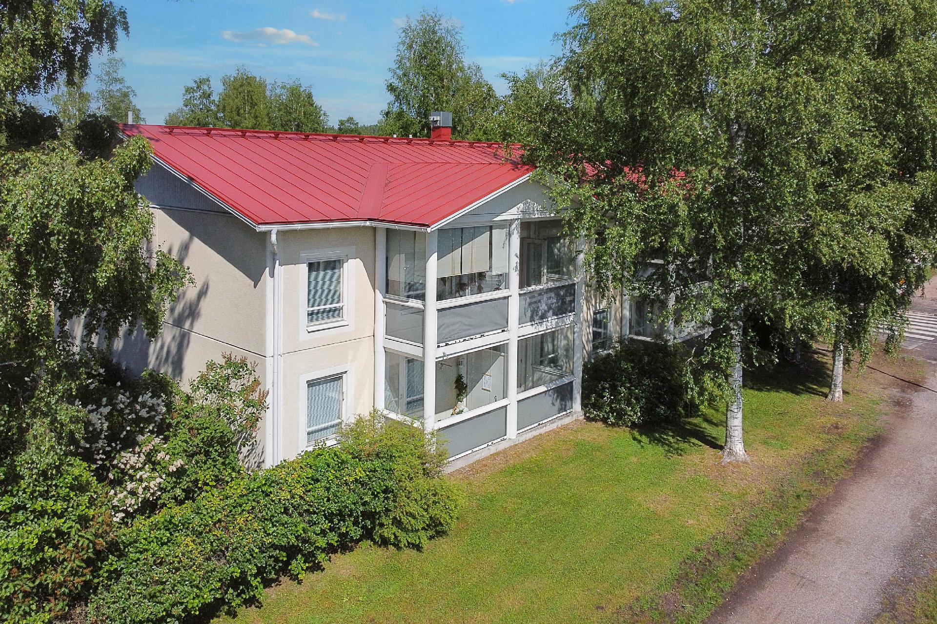 Hyvällä sijainnilla kodikas ja siisti kaksio pienkerrostalon päädyssä, ensimmäisessä kerroksessa.
