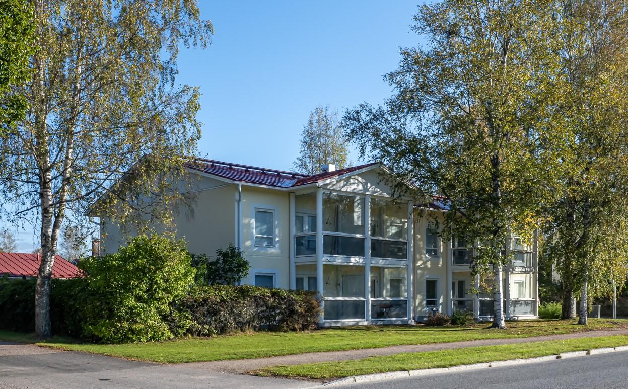 Hyvällä sijainnilla kodikas ja siisti kaksio pienkerrostalon päädyssä, ensimmäisessä kerroksessa.