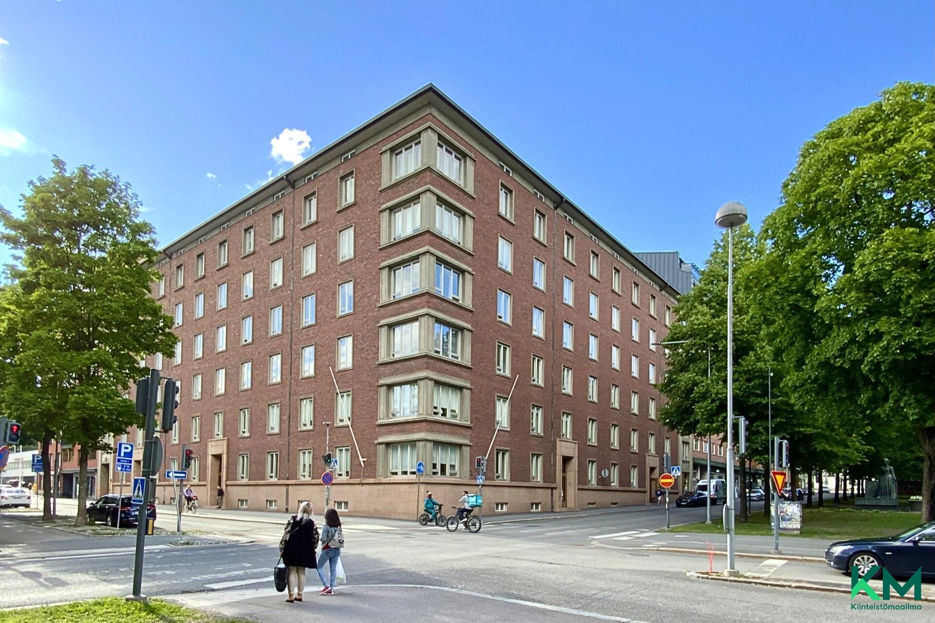 Julkisivu Hämeenpuistoon päin.