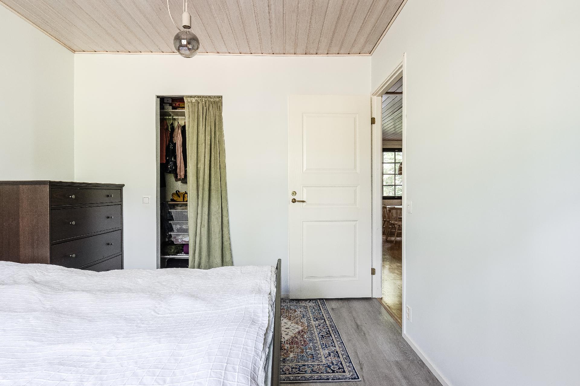 Toisessa makuuhuoneessa vaatehuone