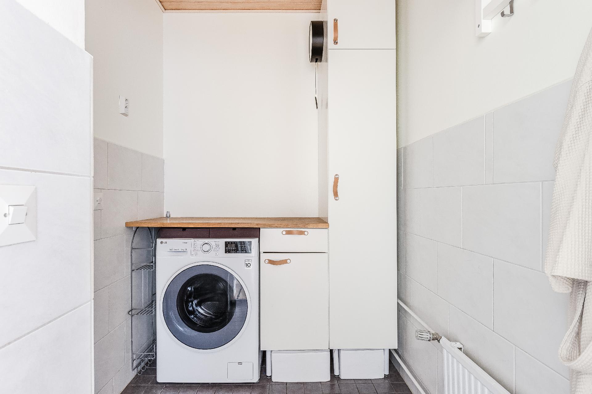 Kodinhoitotilan kautta käynti kylpyhuoneeseen