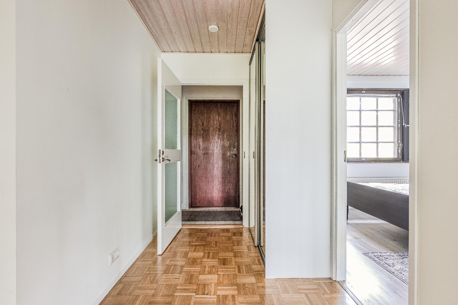 Tuulikaappi on hyvän kokoinen ja eteisen puolella liukuovikaapistot