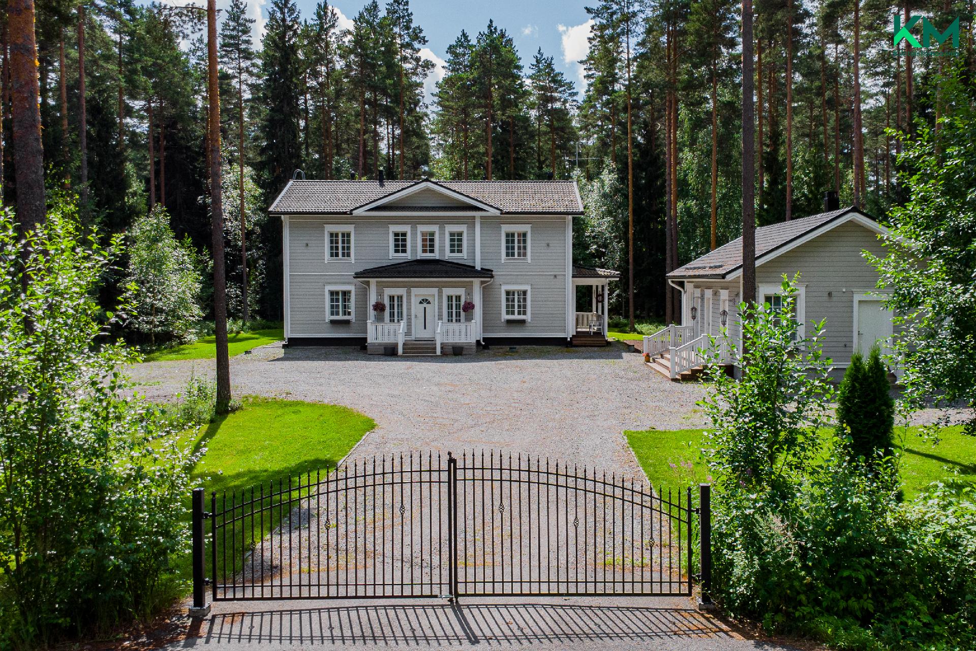 Varaa yksityisesittelyaika upeaan Kortekuja 2 kotiin!