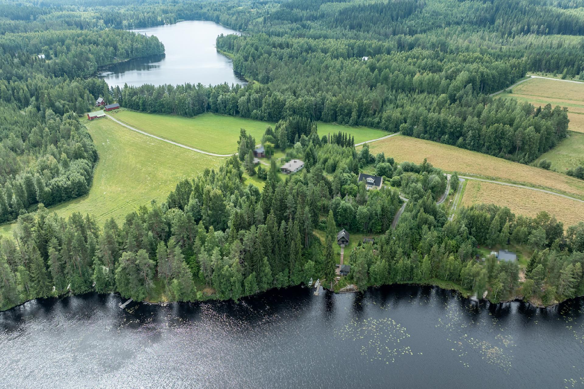 Kiinteistö on Lyly-järven rannalla