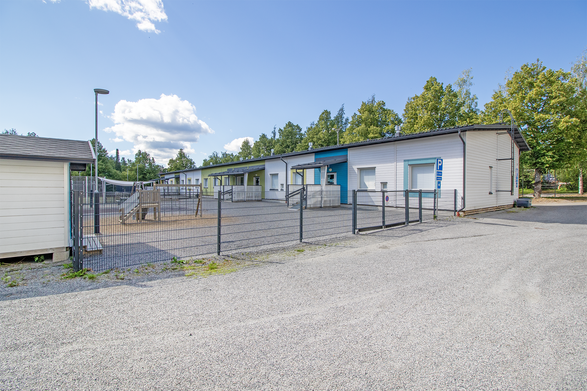 Päiväkoti ja koulu vieressä