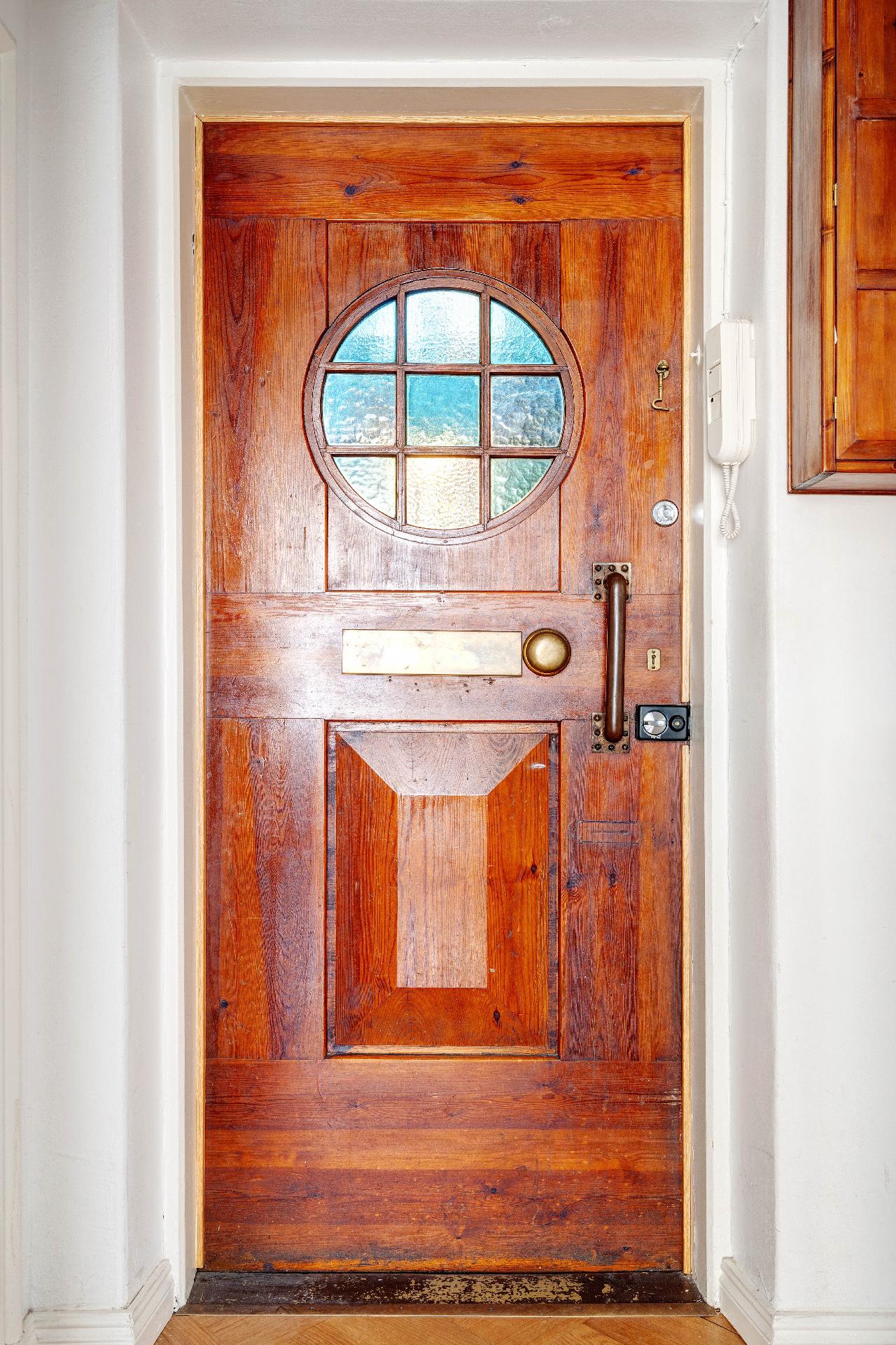 Asunnon sisäänkäynnin Jugend-ovi.