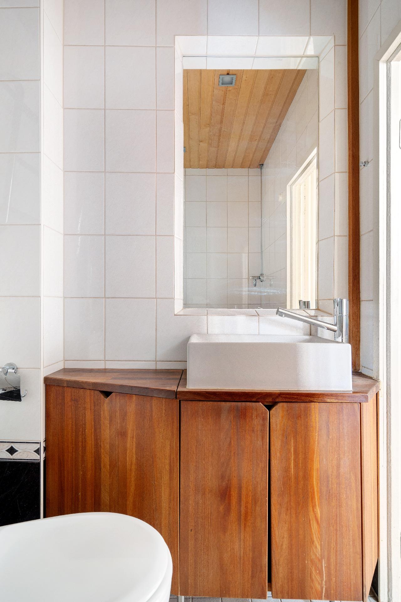 Tilaustyönä tehty kaapisto.