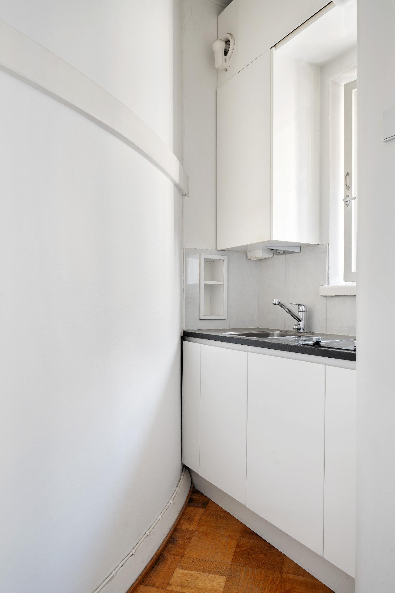 Täällä astianpesukone ja liesi.