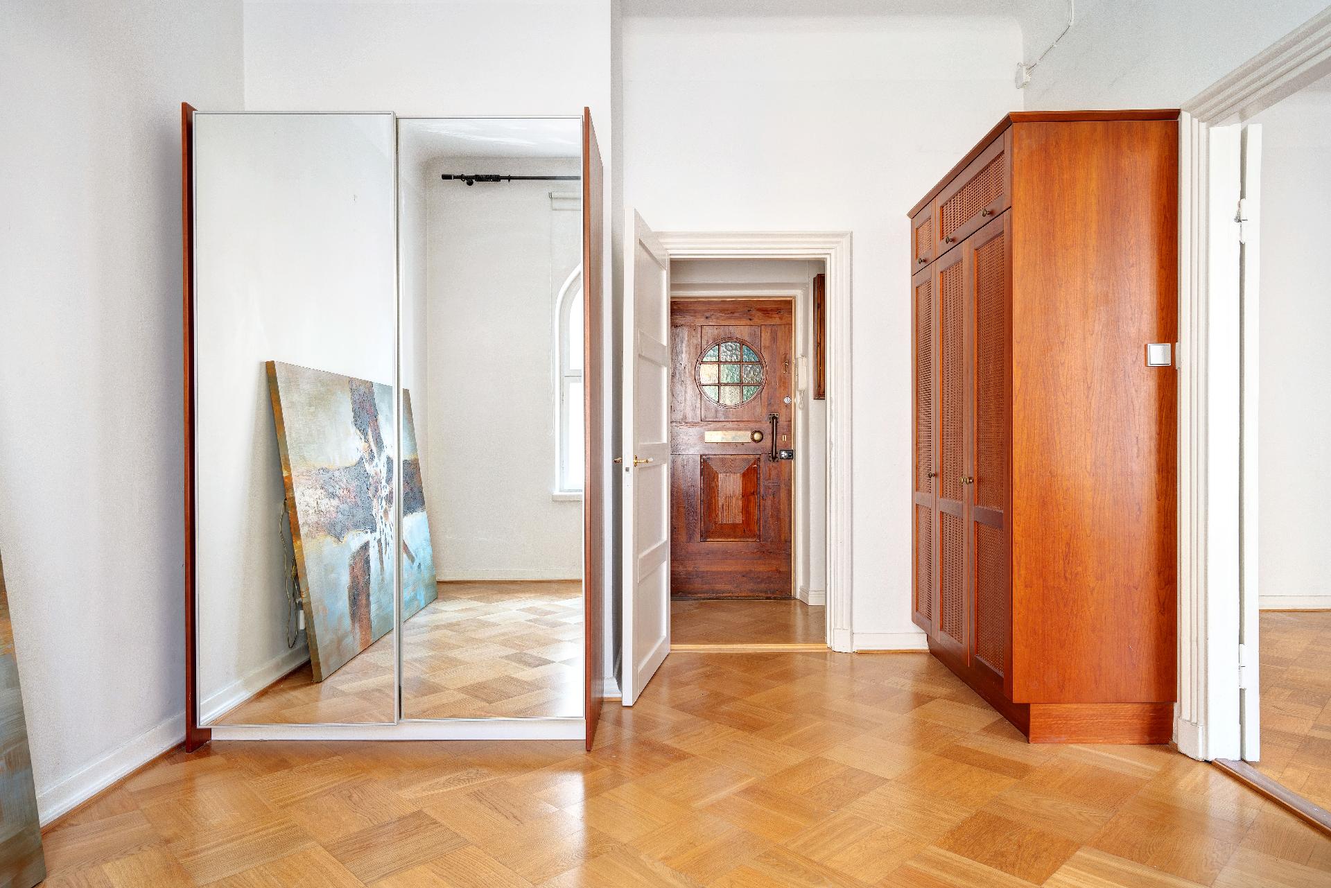 Makuuhuoneessa on kaksi kaapistoa.