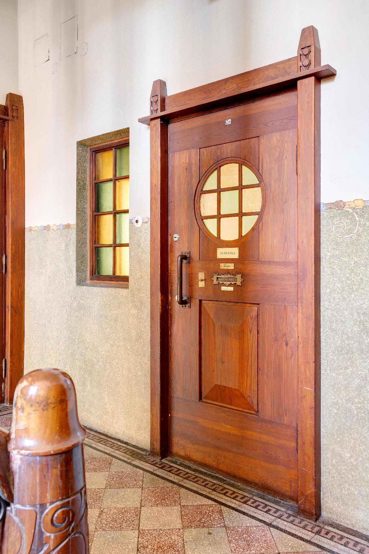 Porraskäytävässä asunnon ovi.