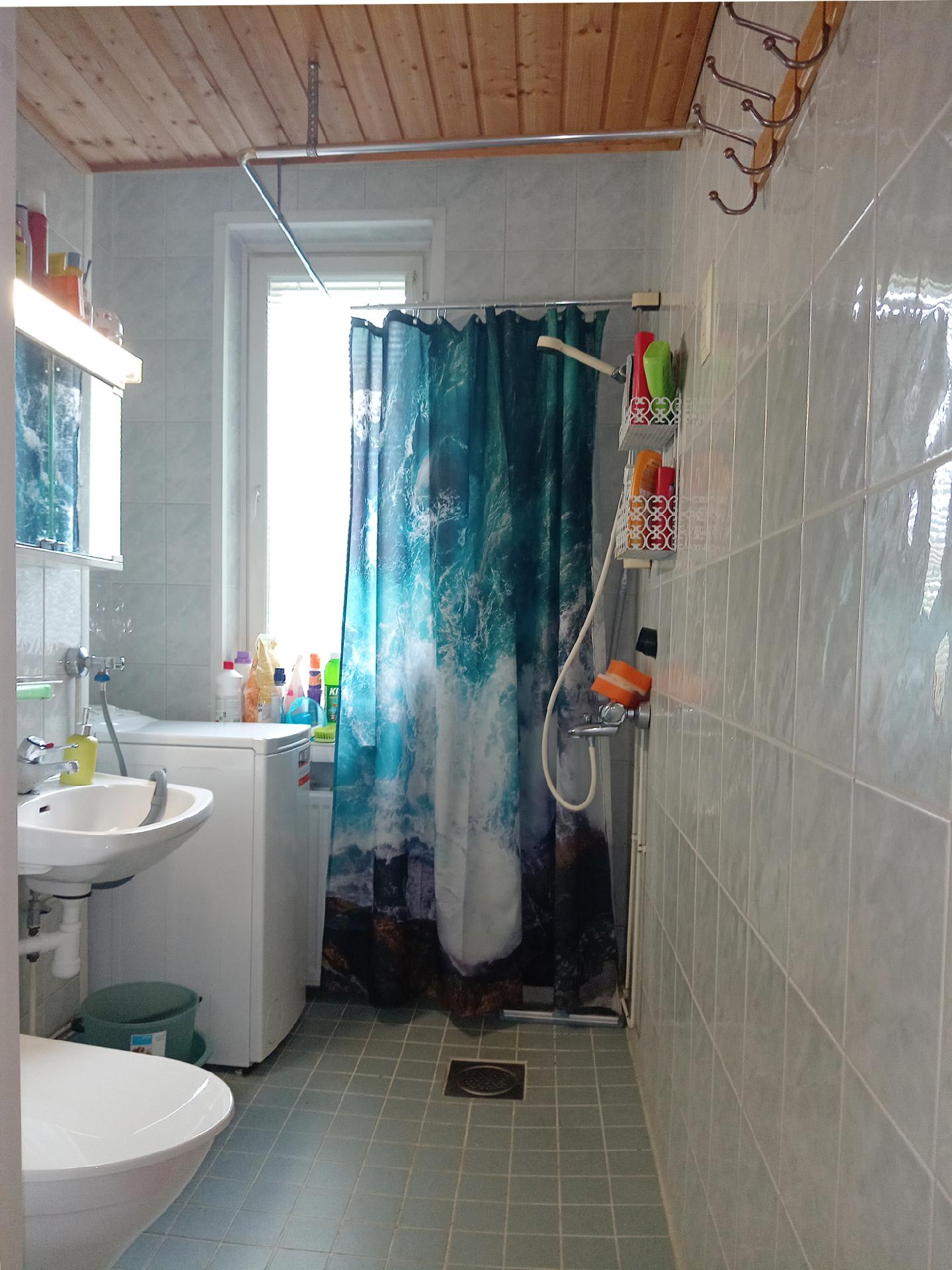 Kokonaan laatoitettu kylpyhuone