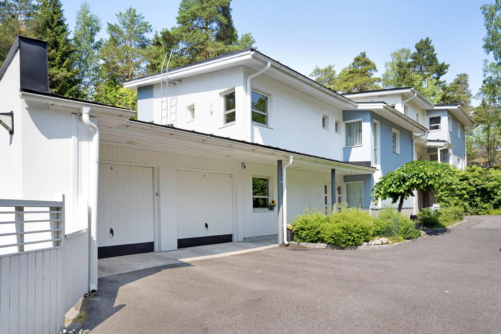 Asunnolla 2 autotallia