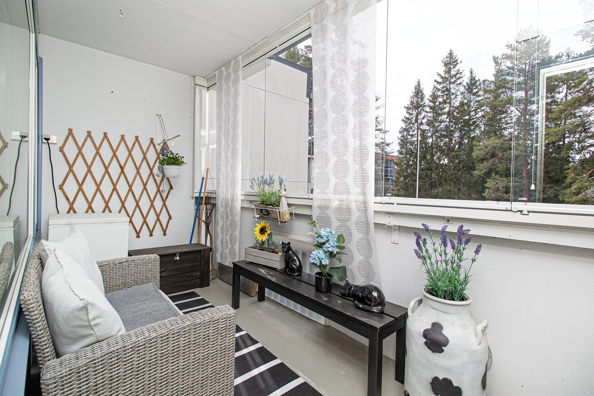 Laistettu parveke on kuin ihana kesähuone kesäisin. 