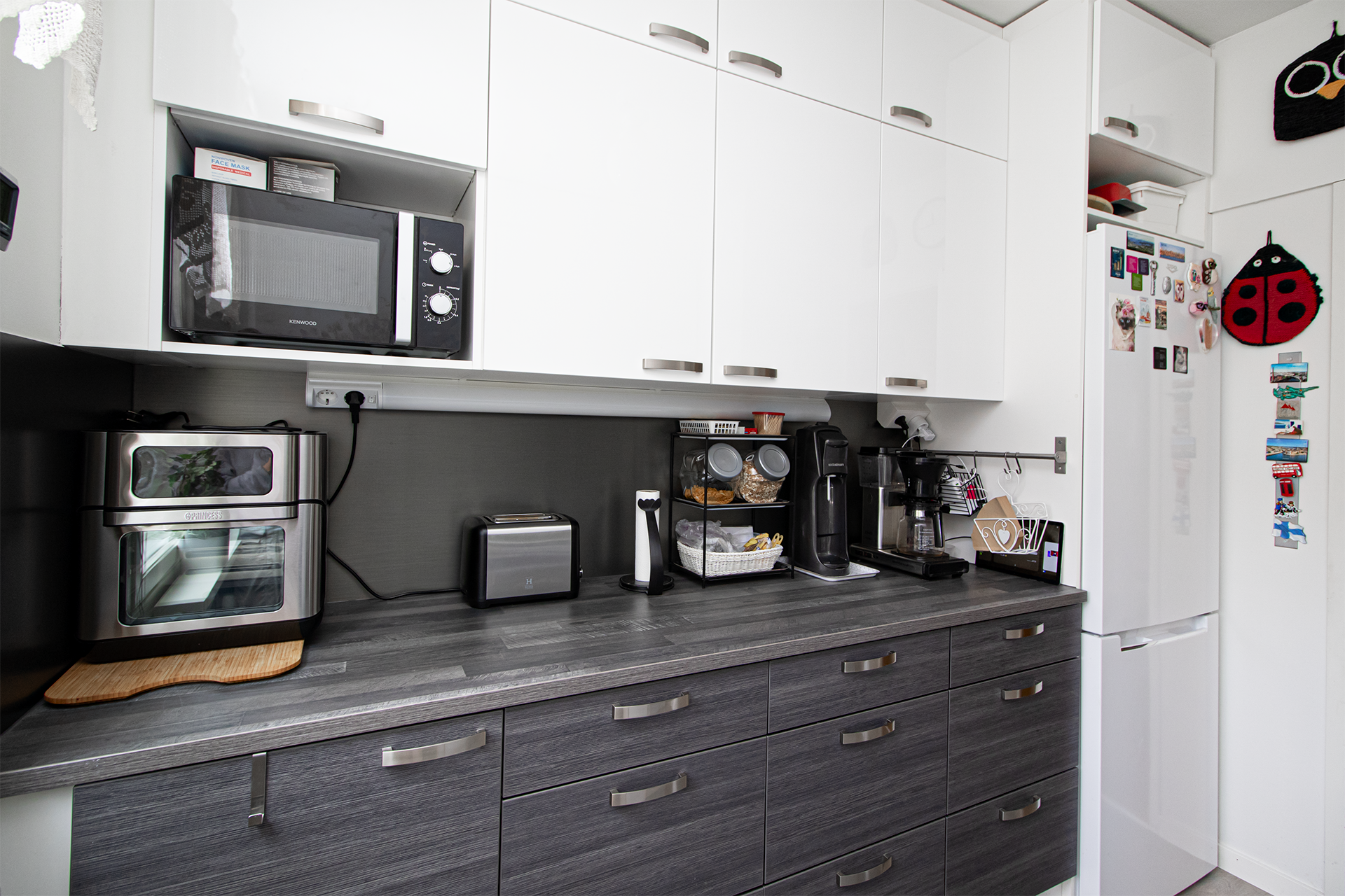 Keittiössä vallitsee harmoninen värimaailma.