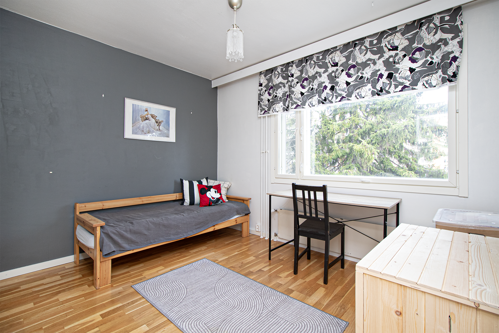 Makuuhuoneessa vaatehuone.