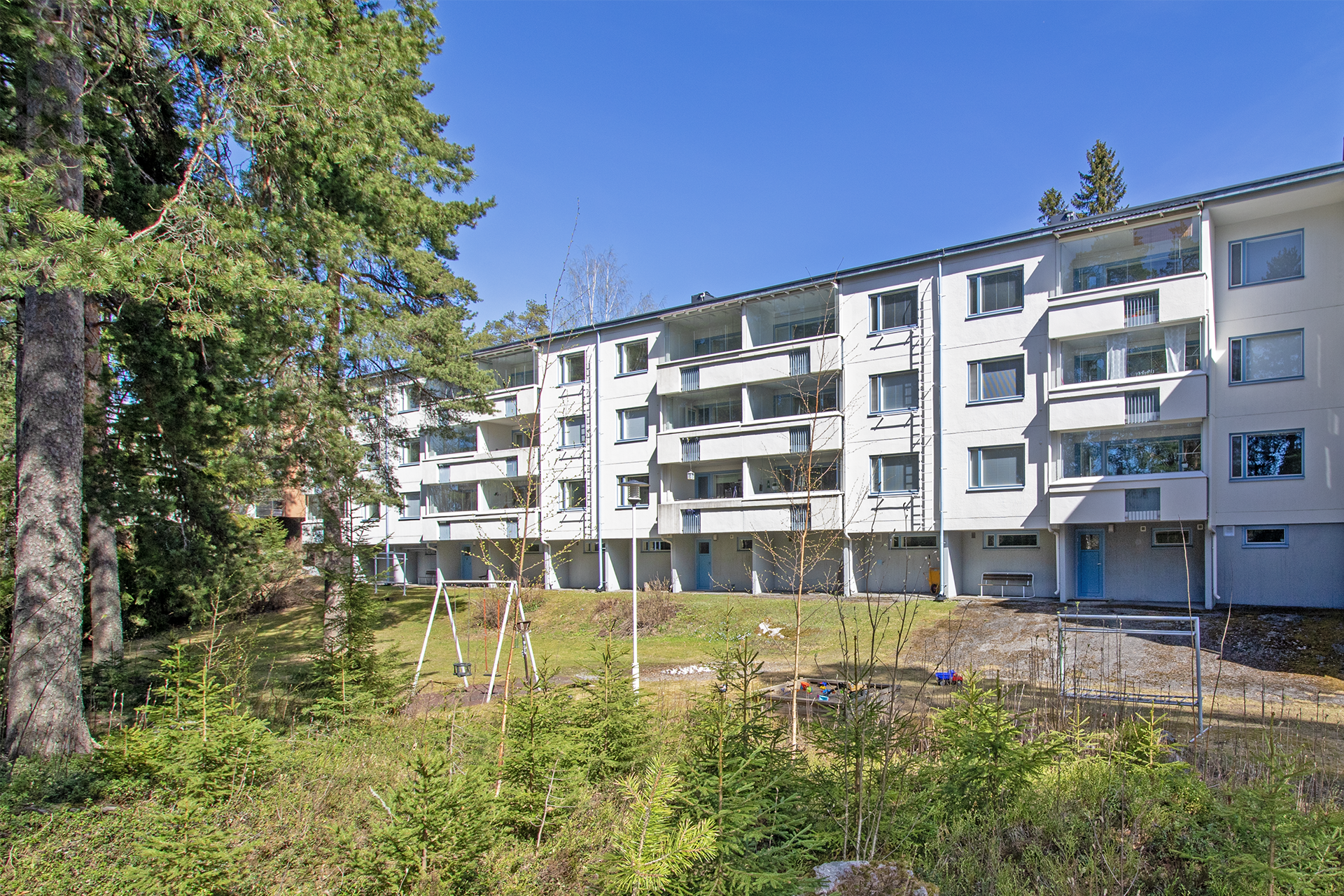 Taloyhtiössä viihtyisä piha.