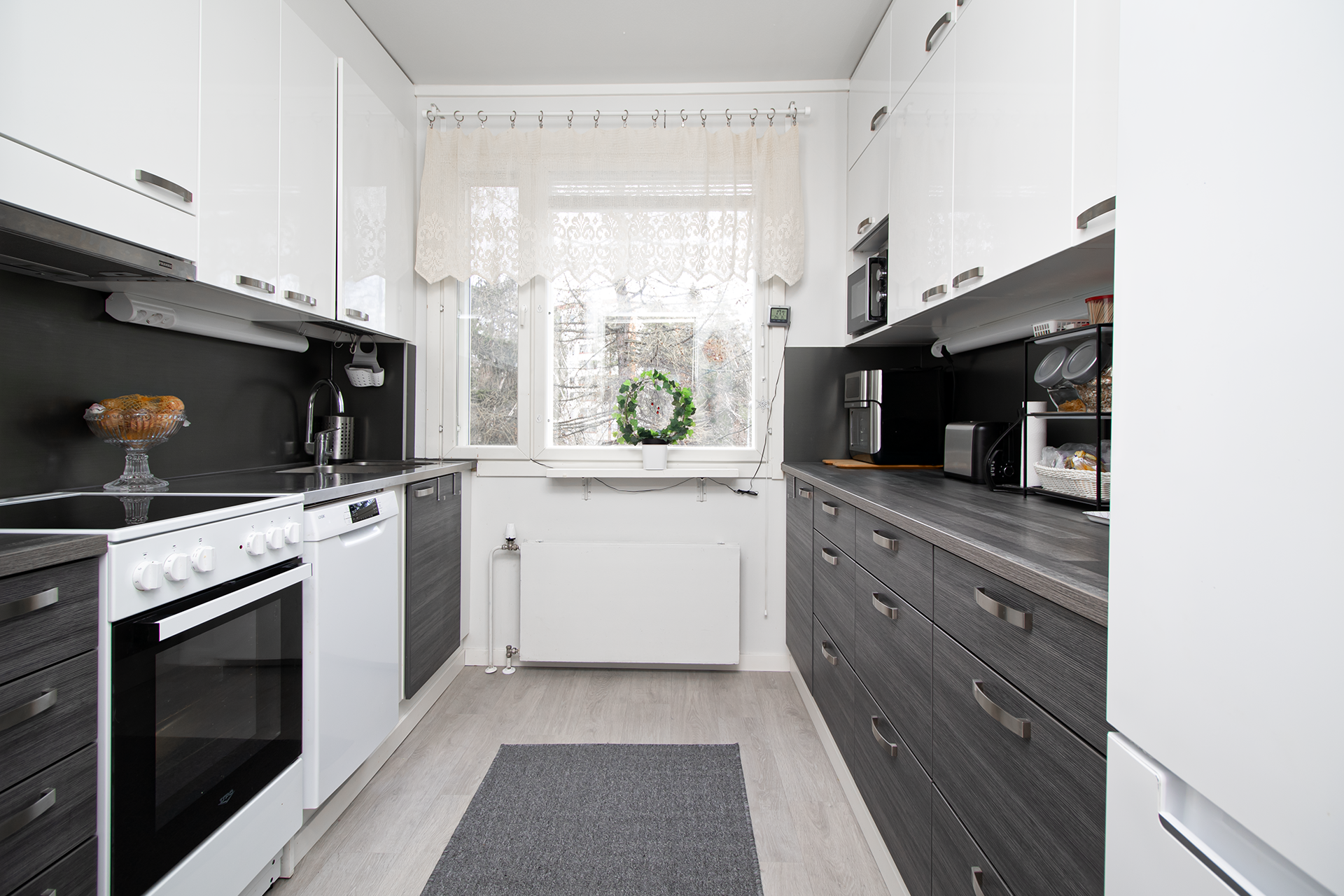 Kaunis remontoitu keittiö.