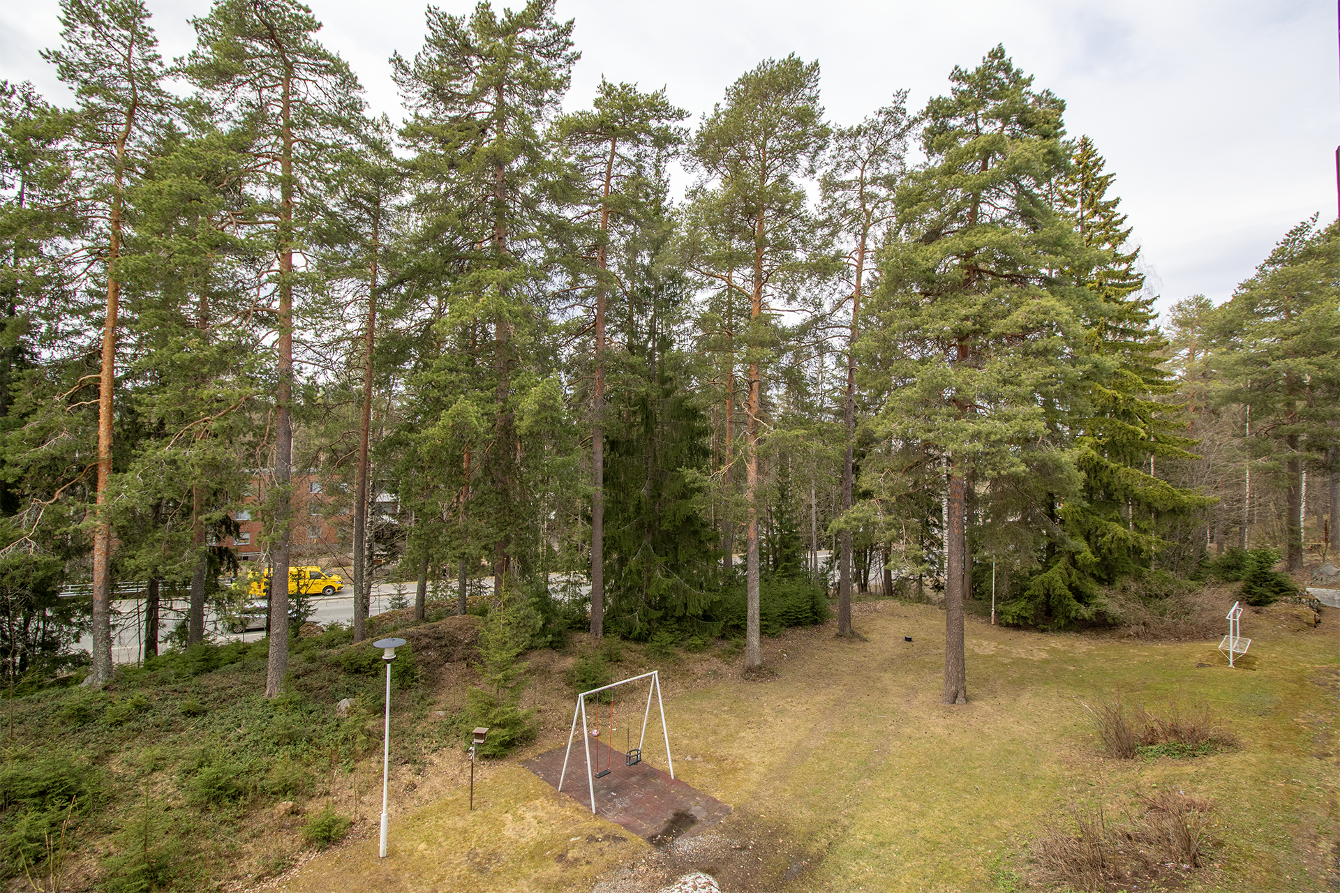 Parvekkeelta avautuvat vehreät maisemat.