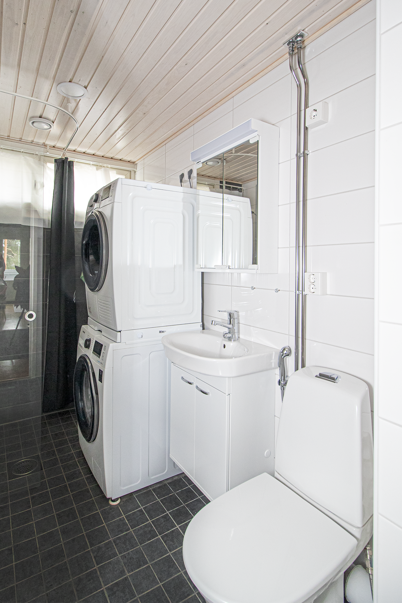 Kylpyhuoneessa hyvin tilaa pesutornille.