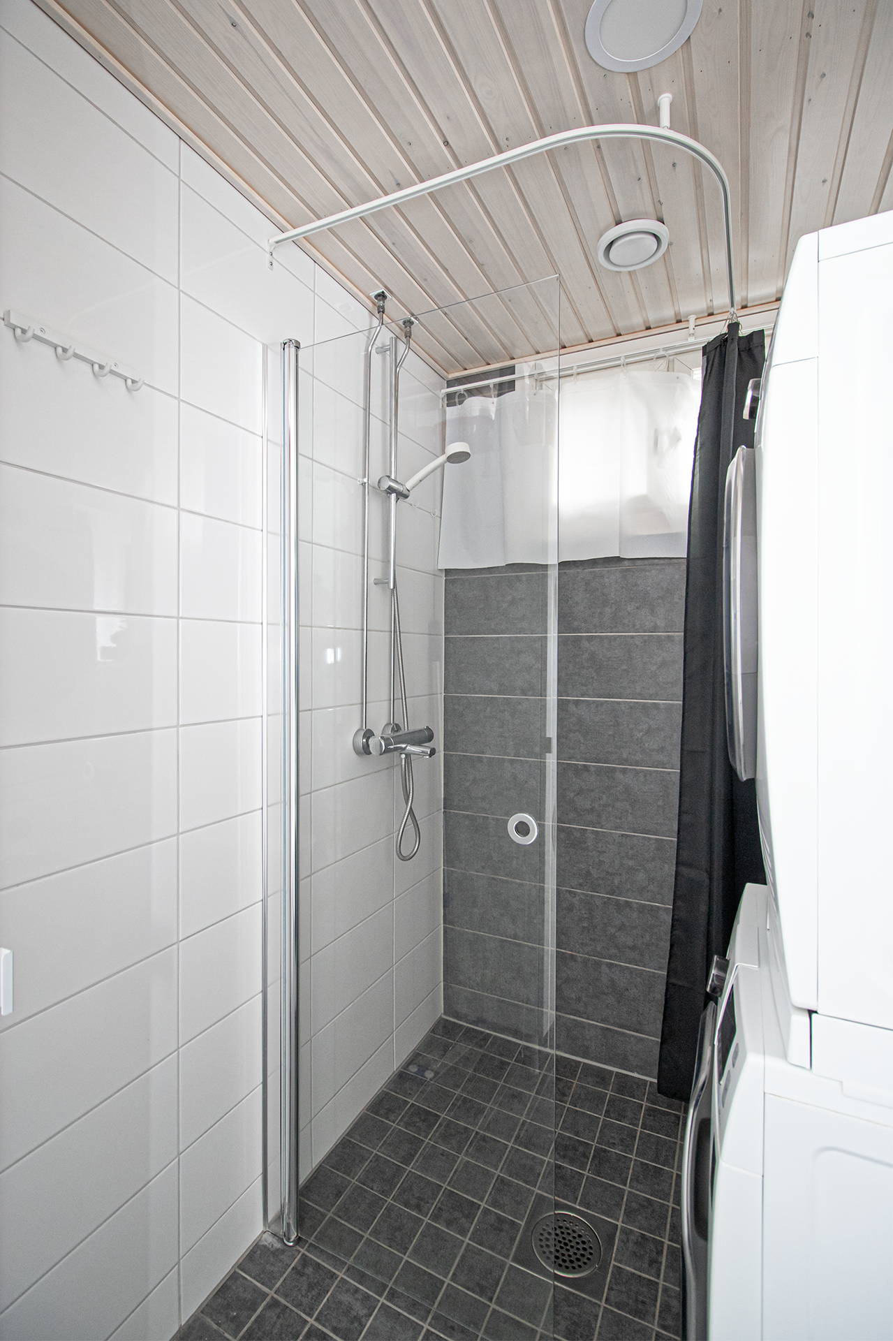 Ikkunallinen kylpyhuone, joka remontoitu putkiremontin yhteydessä.