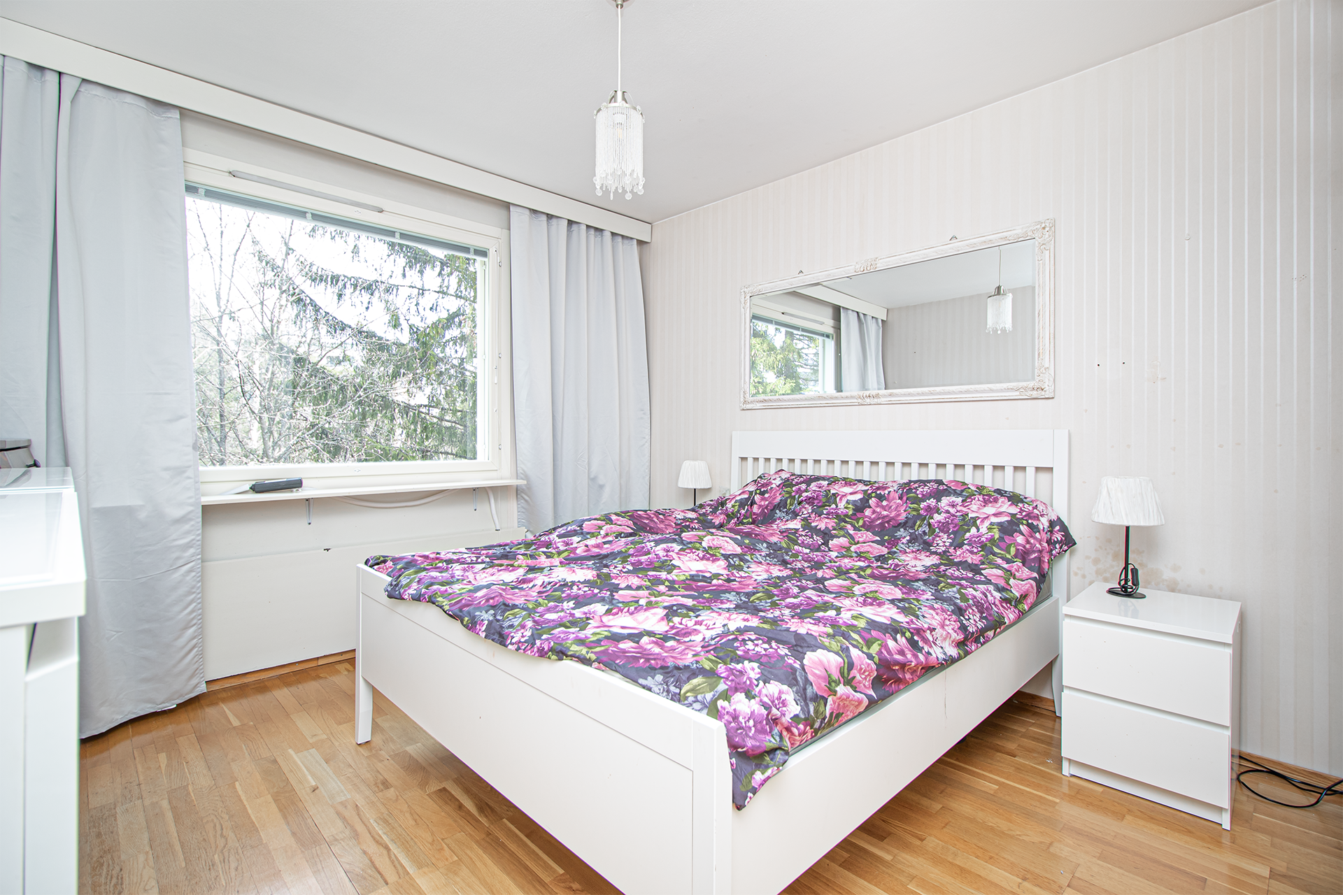 Suuri makuuhuone. Kulku isoon vaatehuoneeseen.