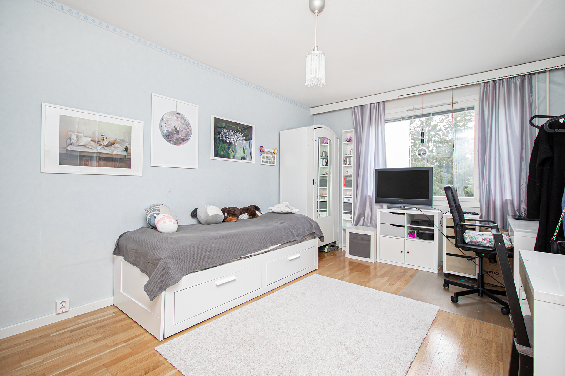 Toinen suuri makuuhuone, josta myöskin kulku isoon vaatehuoneeseen.